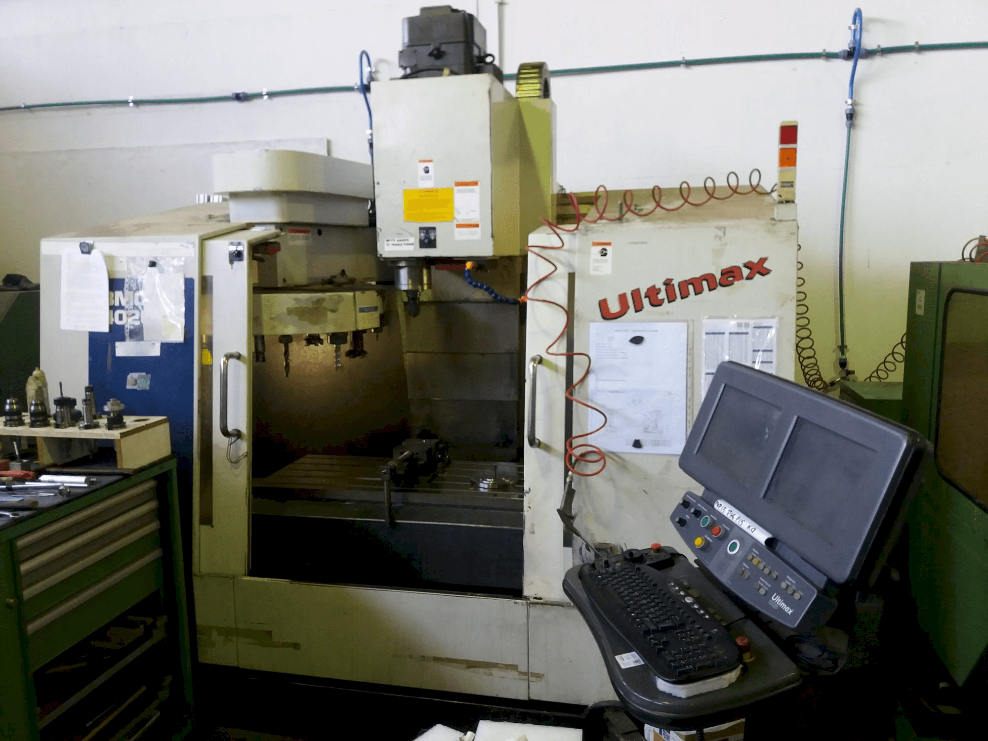Vista frontale della macchina Hurco BMC 420 HT