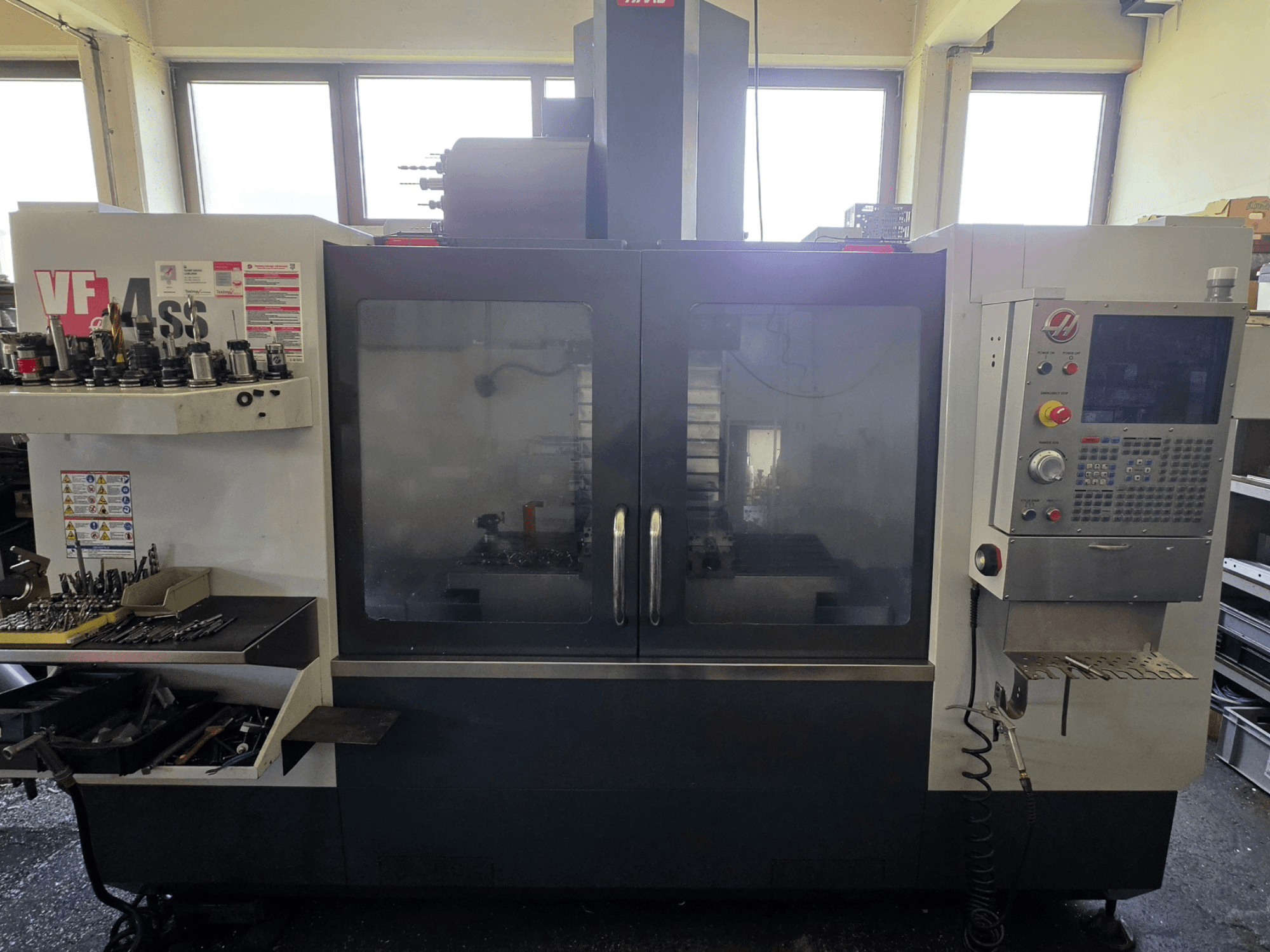Centro di lavoro verticale HAAS VF 34SS vista frontale, con pannello di controllo e area di stoccaggio utensili.
