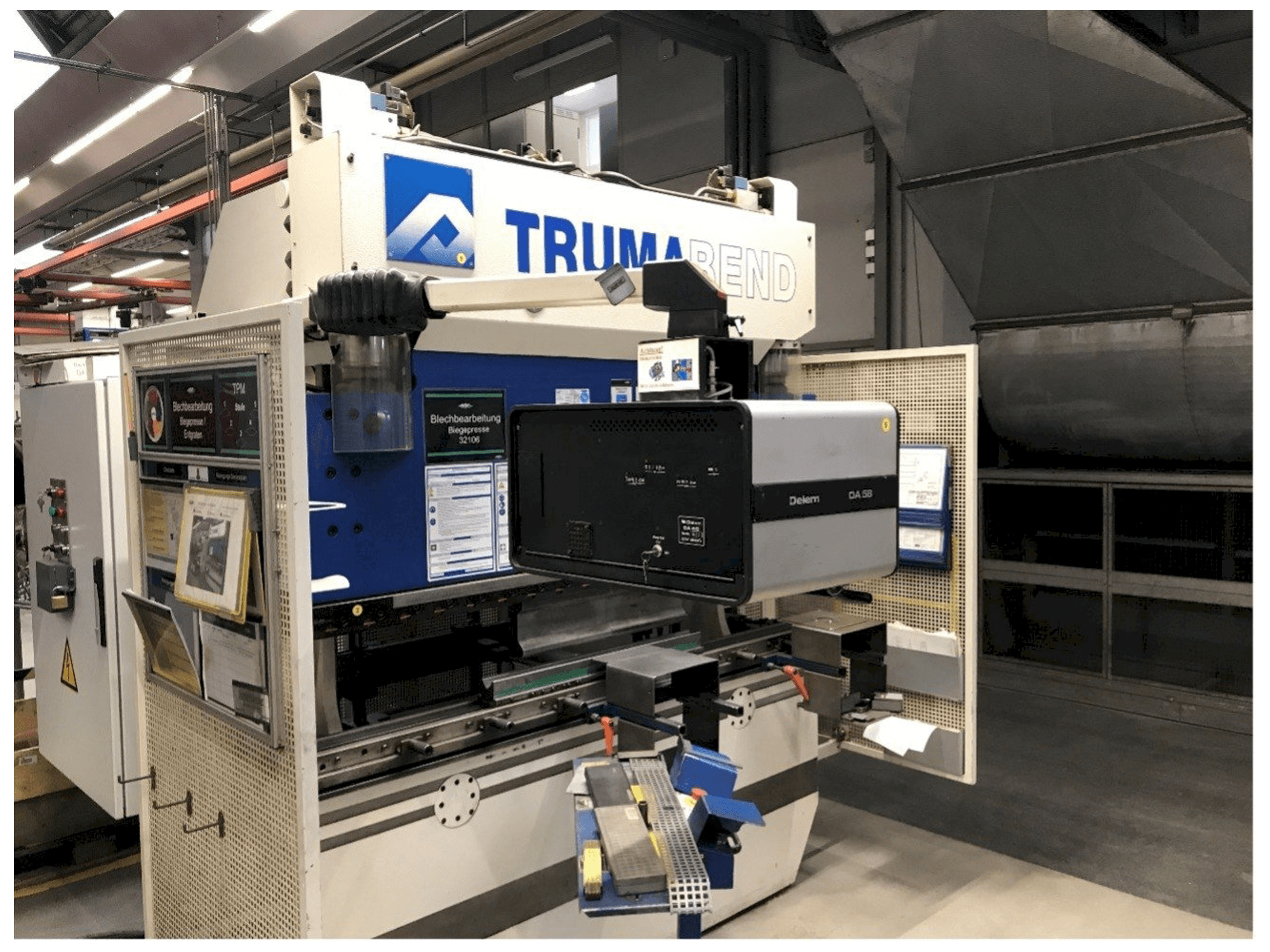 Vista frontale della macchina Trumpf Trumabend 80/2