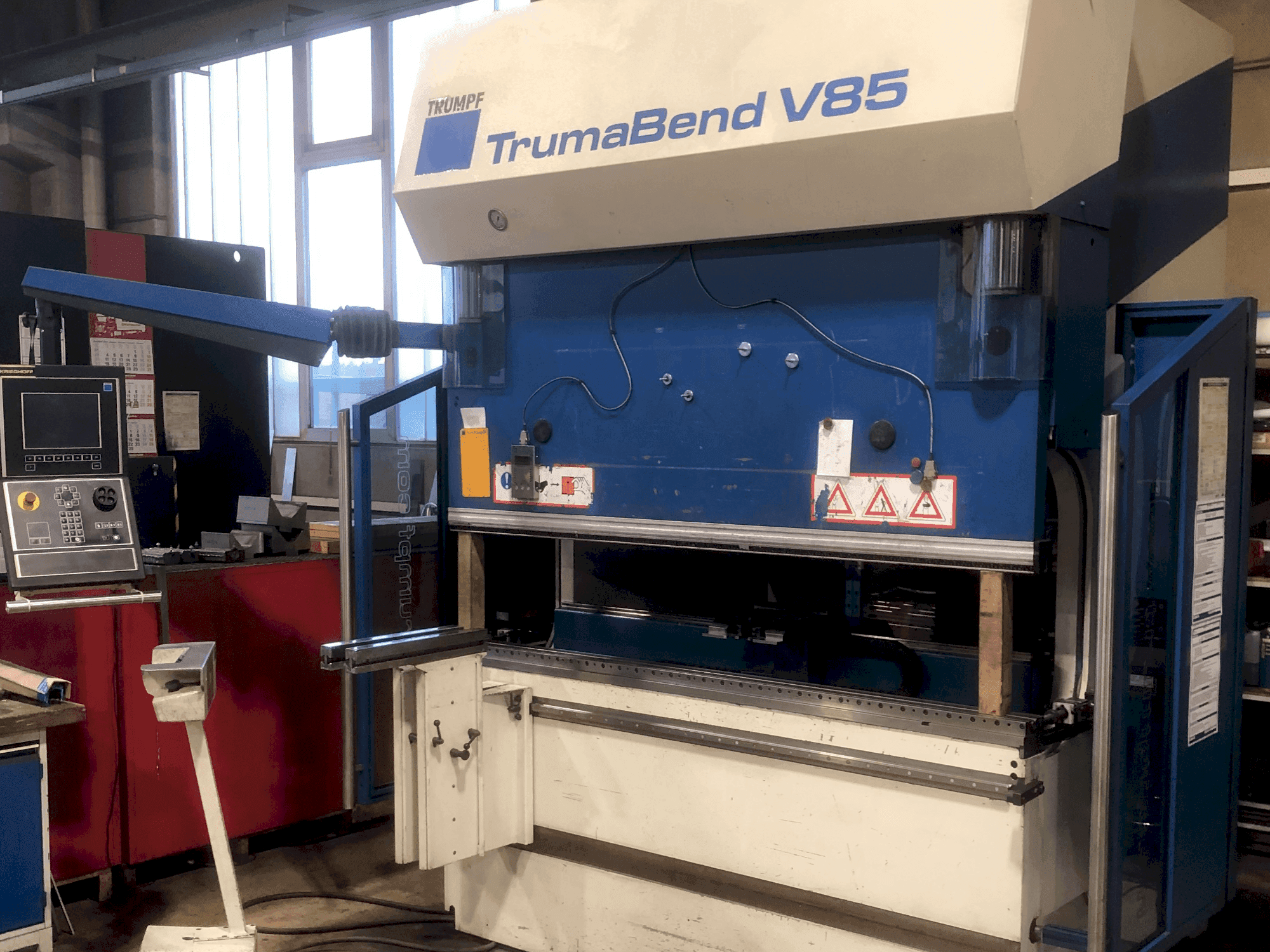 Vista frontale della macchina TRUMPF TrumaBend V85X