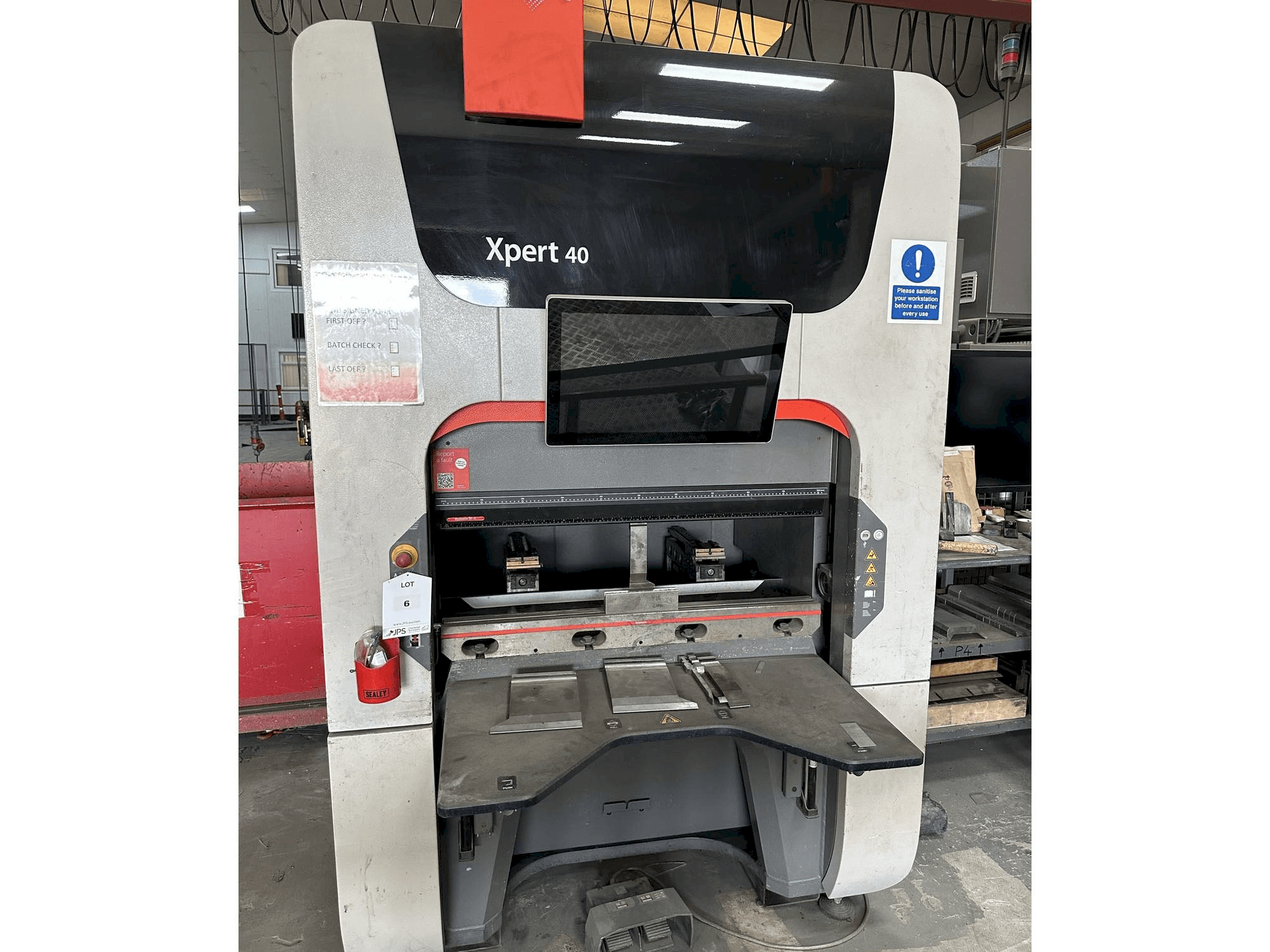 Vista frontale della macchina Bystronic Xpert 40/1030