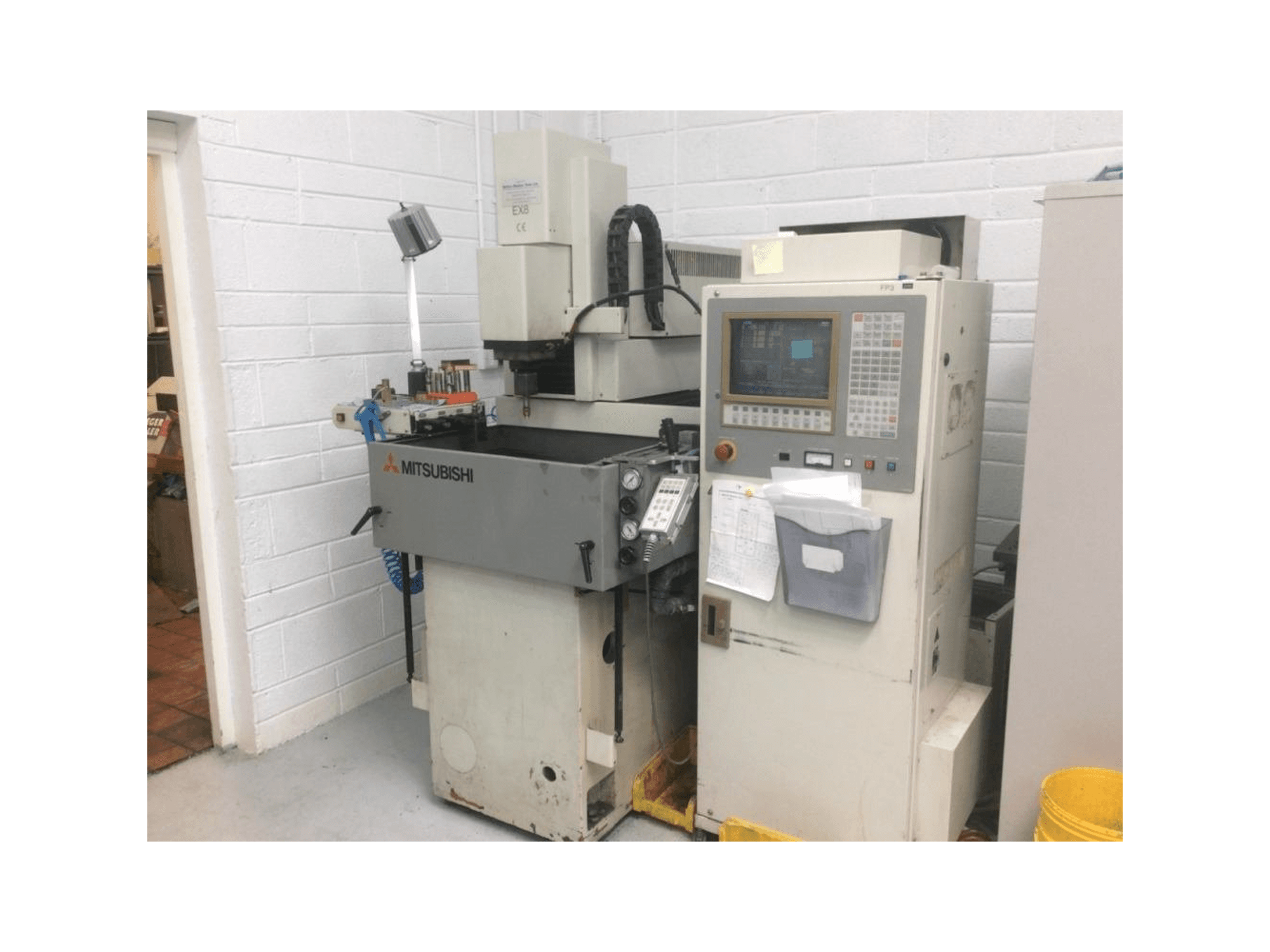 Vista frontale della macchina Mitsubishi EX 8