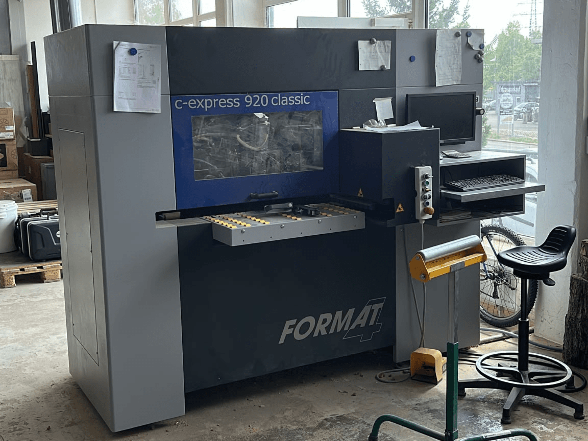 Centro di lavorazione del legno a controllo numerico FORMAT4 c-express 920 classic, vista frontale che mostra il pannello di controllo e l'area di lavoro.
