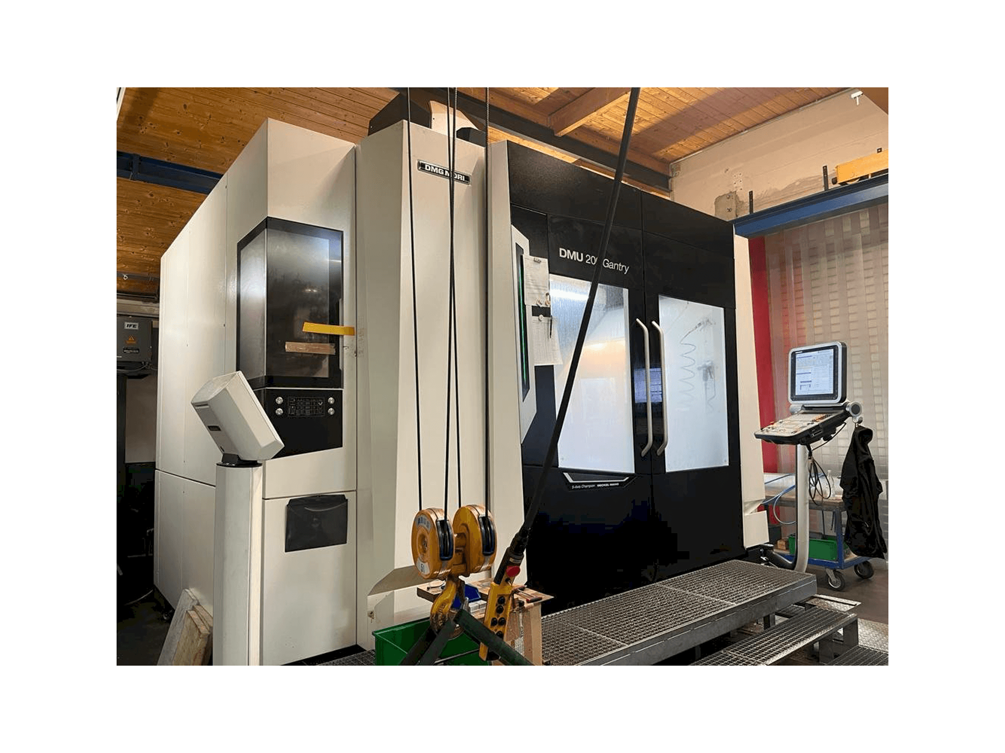 Vista frontale della macchina DMG MORI DMU 200 Gantry