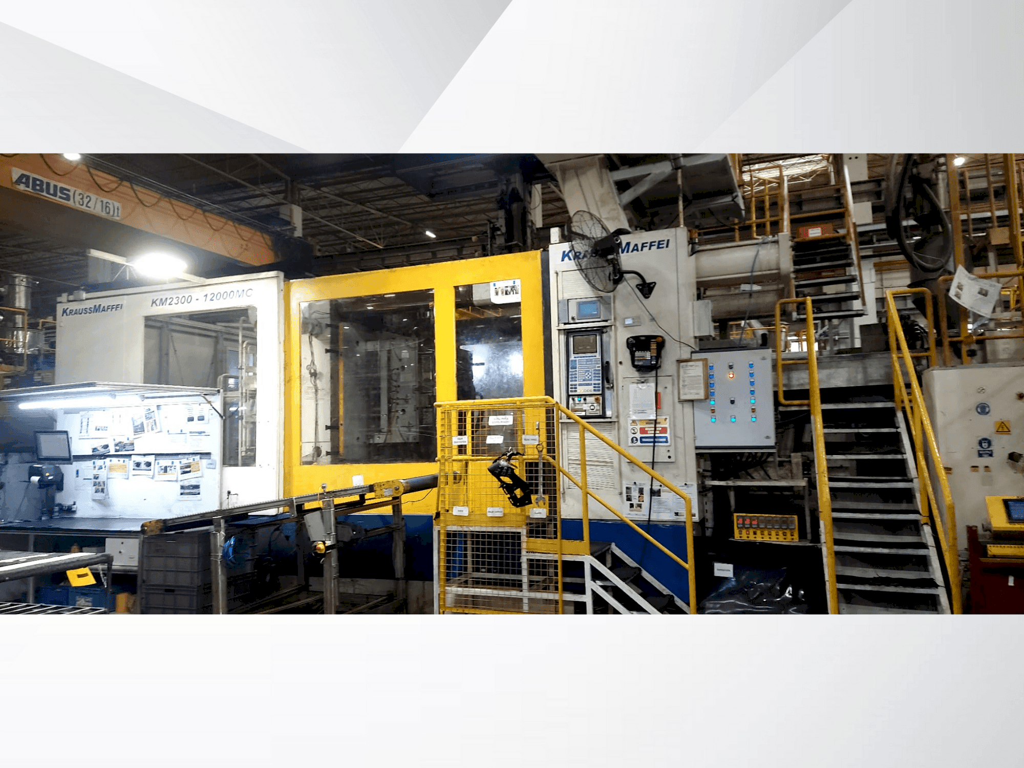 Vista frontale della macchina Krauss Maffei 2300-12000 MC