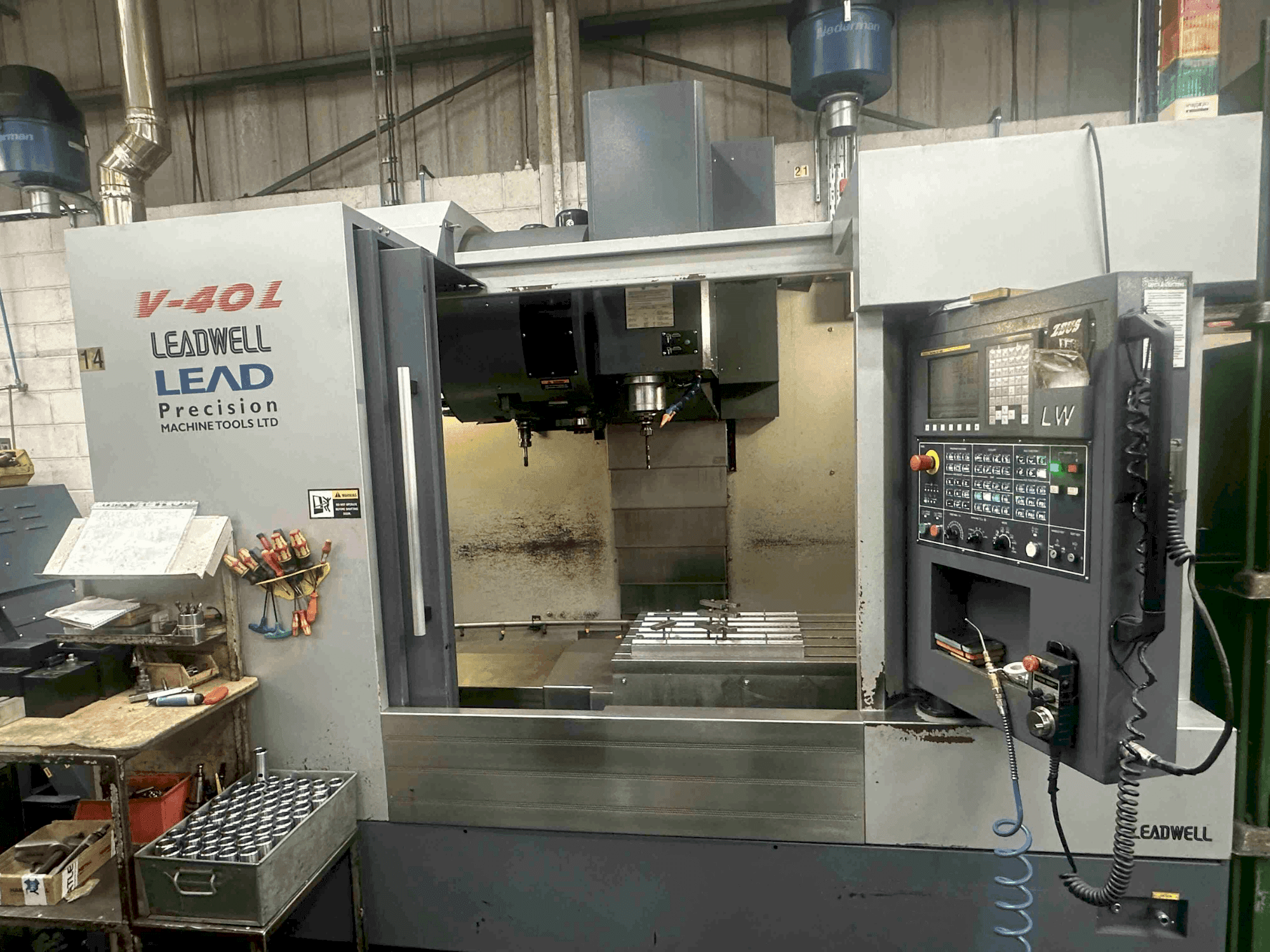 Vista frontale della macchina Leadwell V-40L