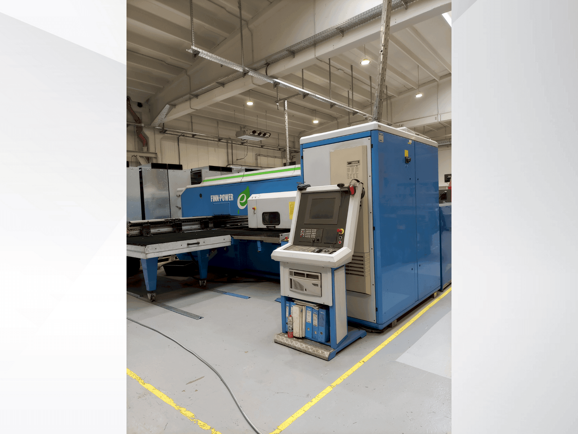 Vista frontale della macchina Finn-Power E5 U