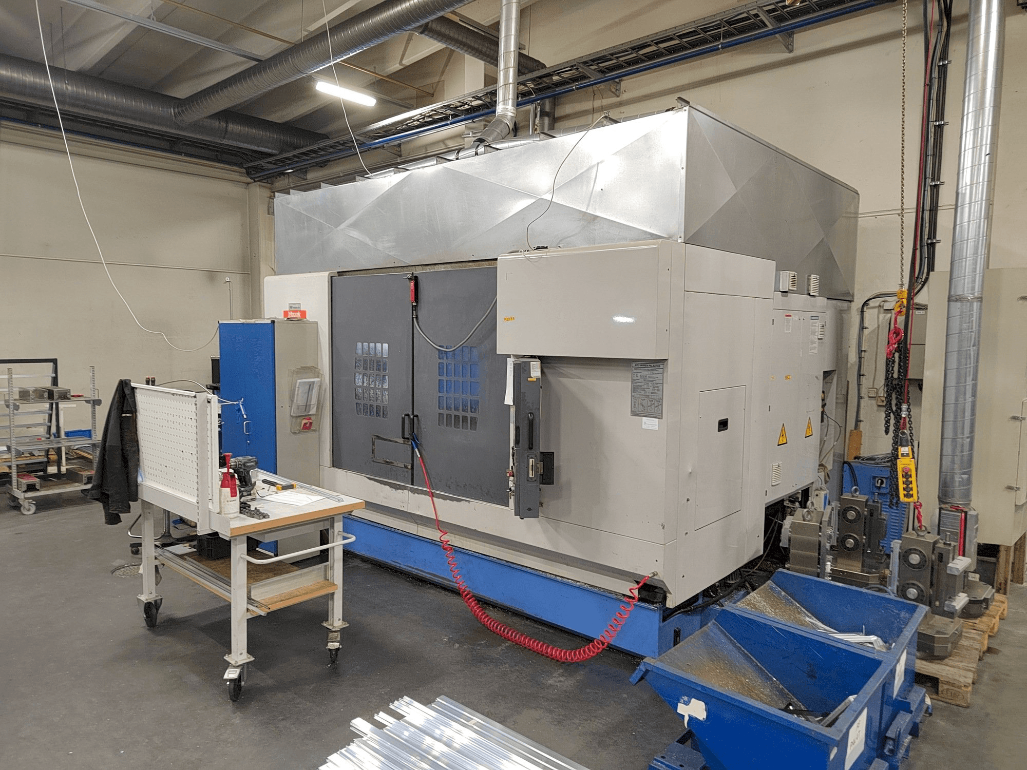 Vista frontale della macchina Mazak VTC-300C