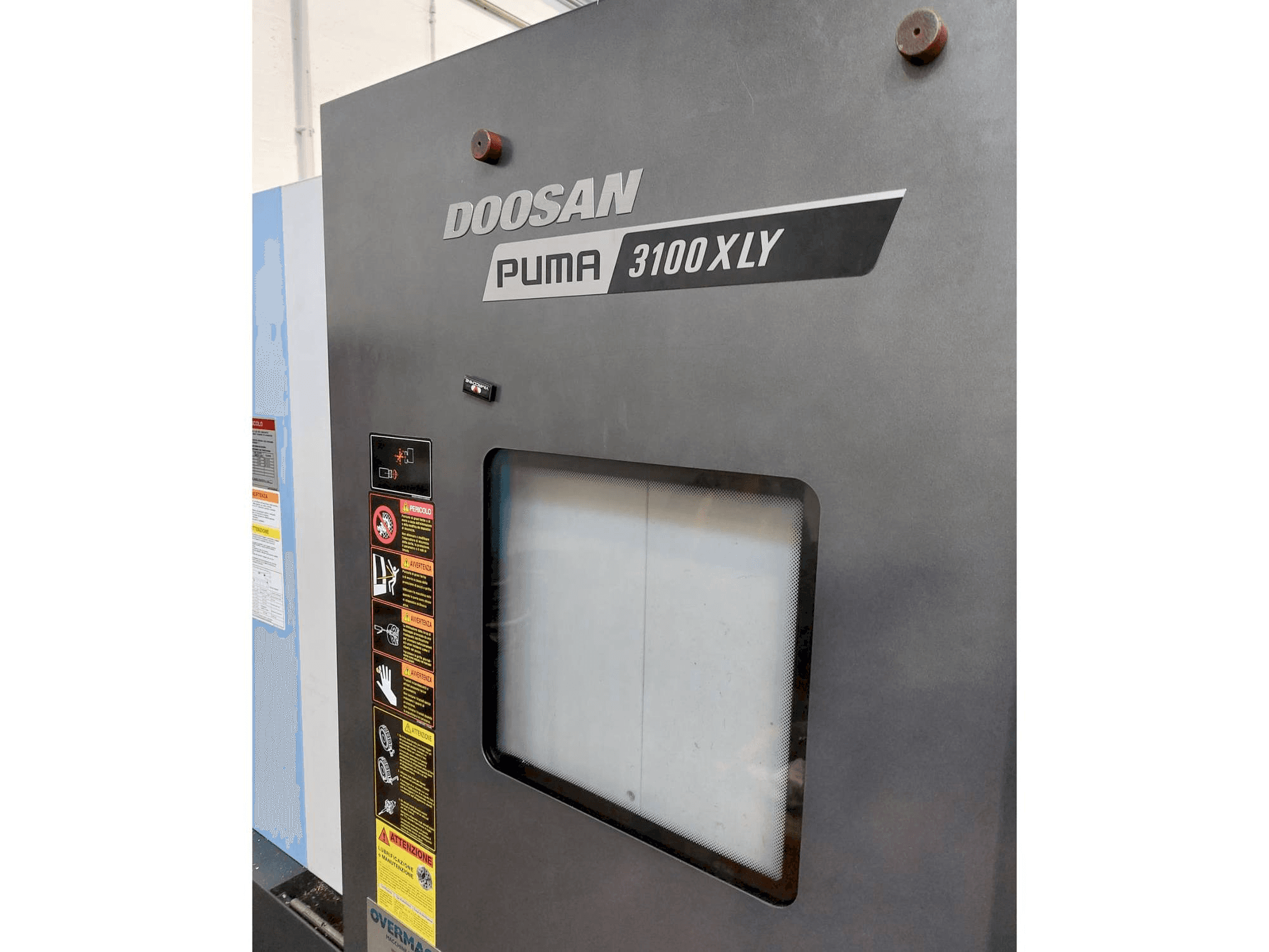 Vista frontale della macchina DOOSAN Puma 3100LY