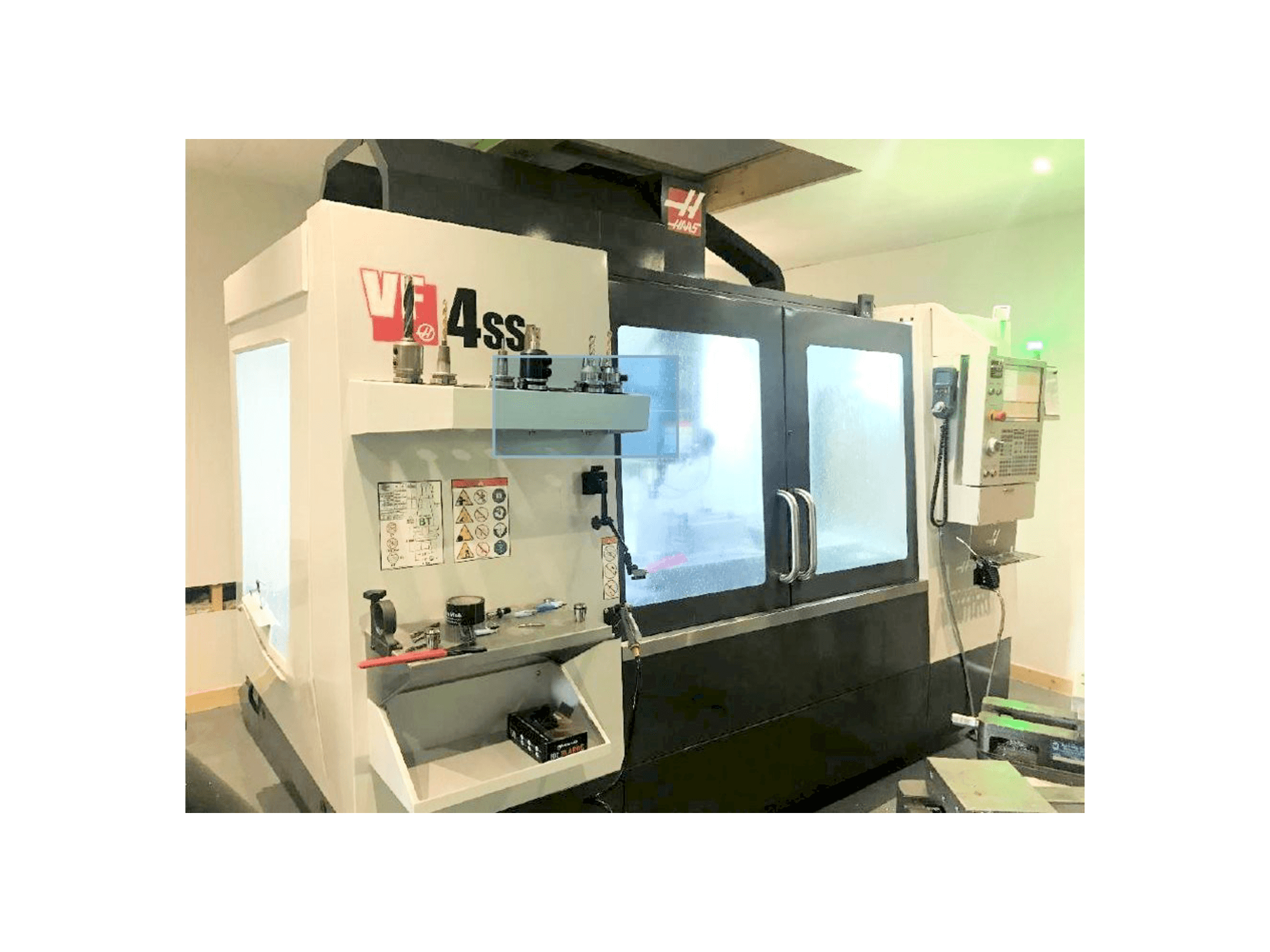 Vista frontale della macchina HAAS VF-4SS