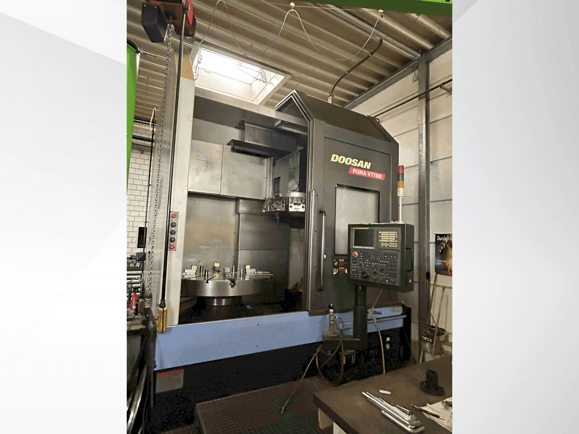 Vista frontale della macchina DOOSAN Puma VT1100