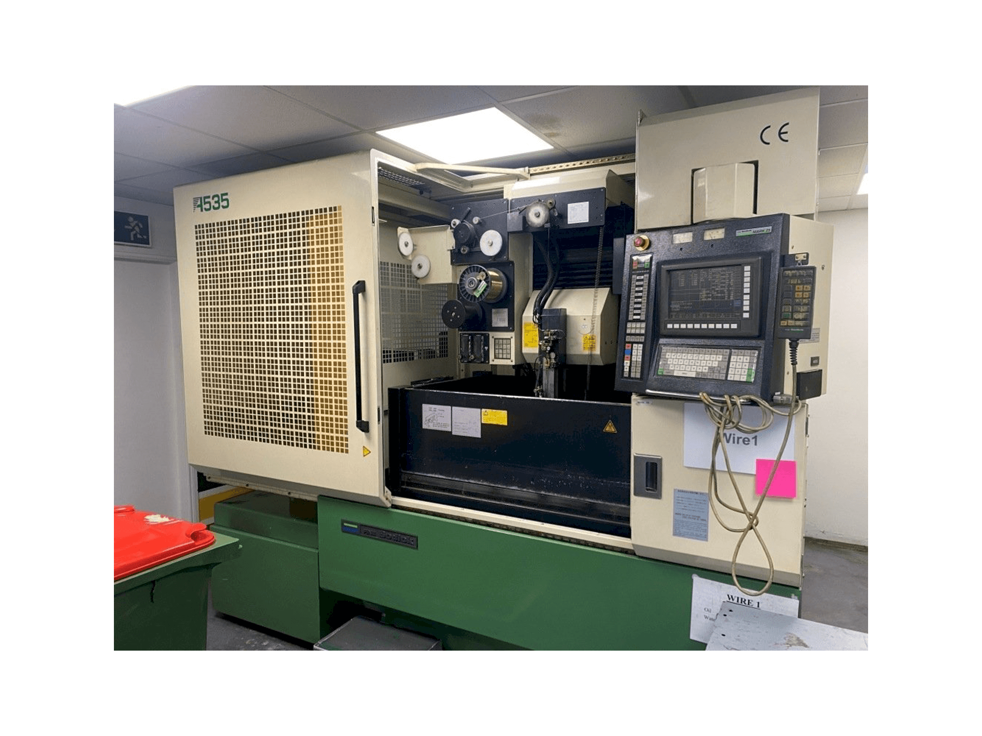 Vista frontale della macchina Sodick A535