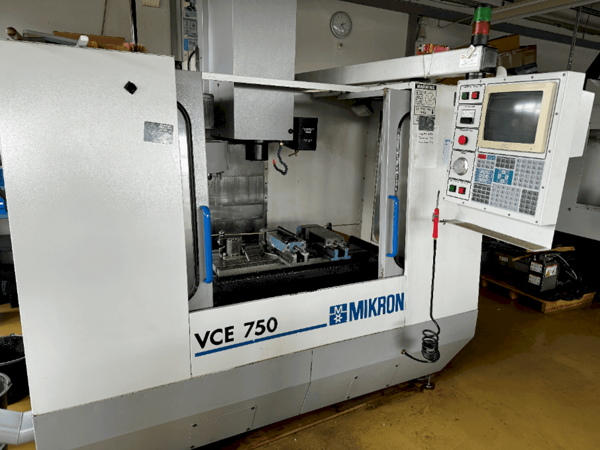 Vista frontale della macchina MIKRON VCE 750