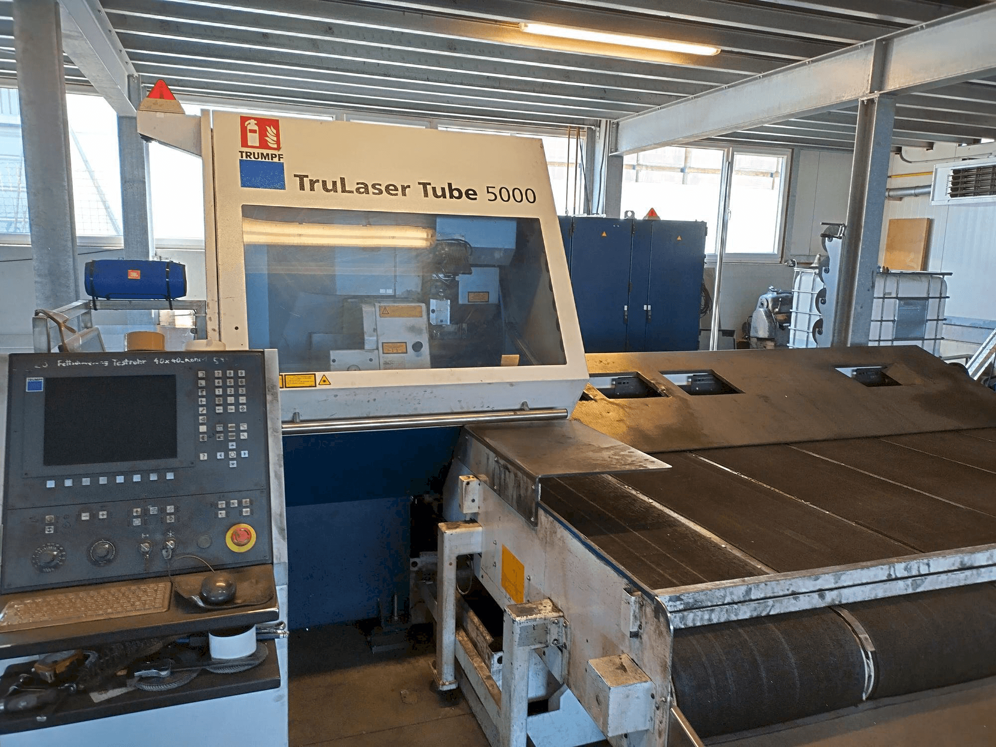 Vista frontale della macchina Trumpf TruLaser Tube 5000
