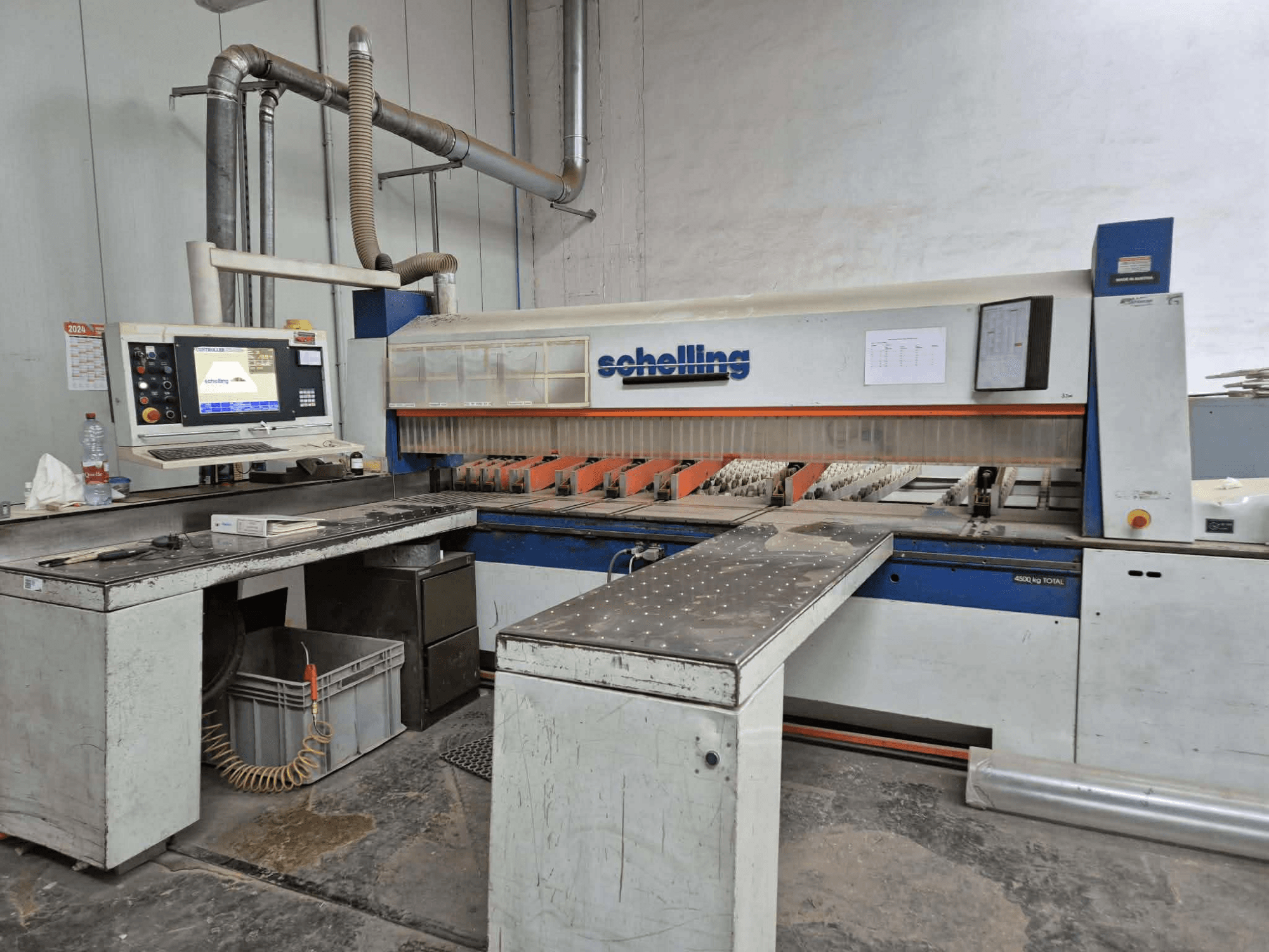 Macchina da taglio Schaublin in vista laterale, dotata di interfaccia per computer, lame affilate e una robusta superficie di lavoro in metallo.