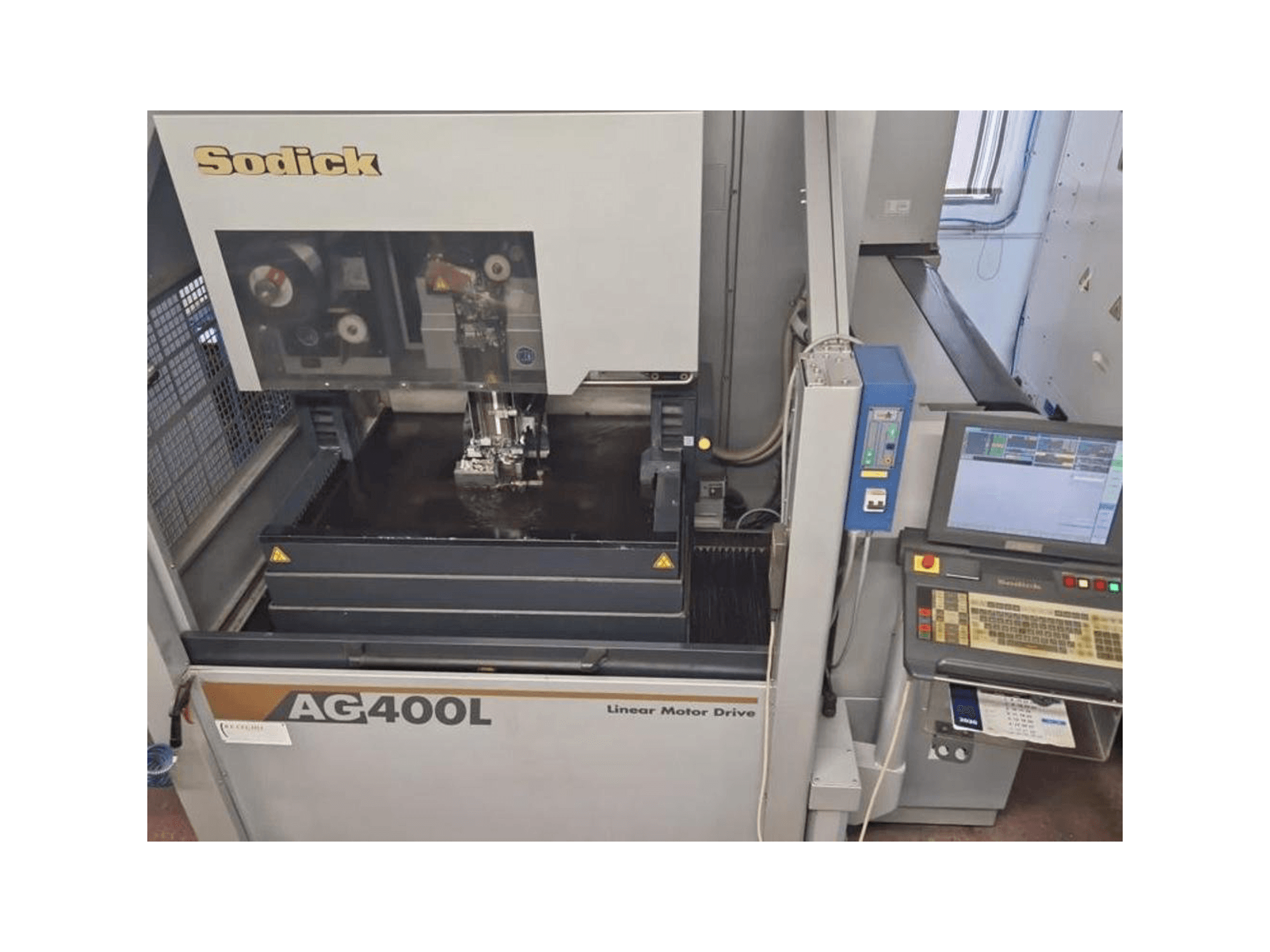 Vista frontale della macchina Sodick AG400L