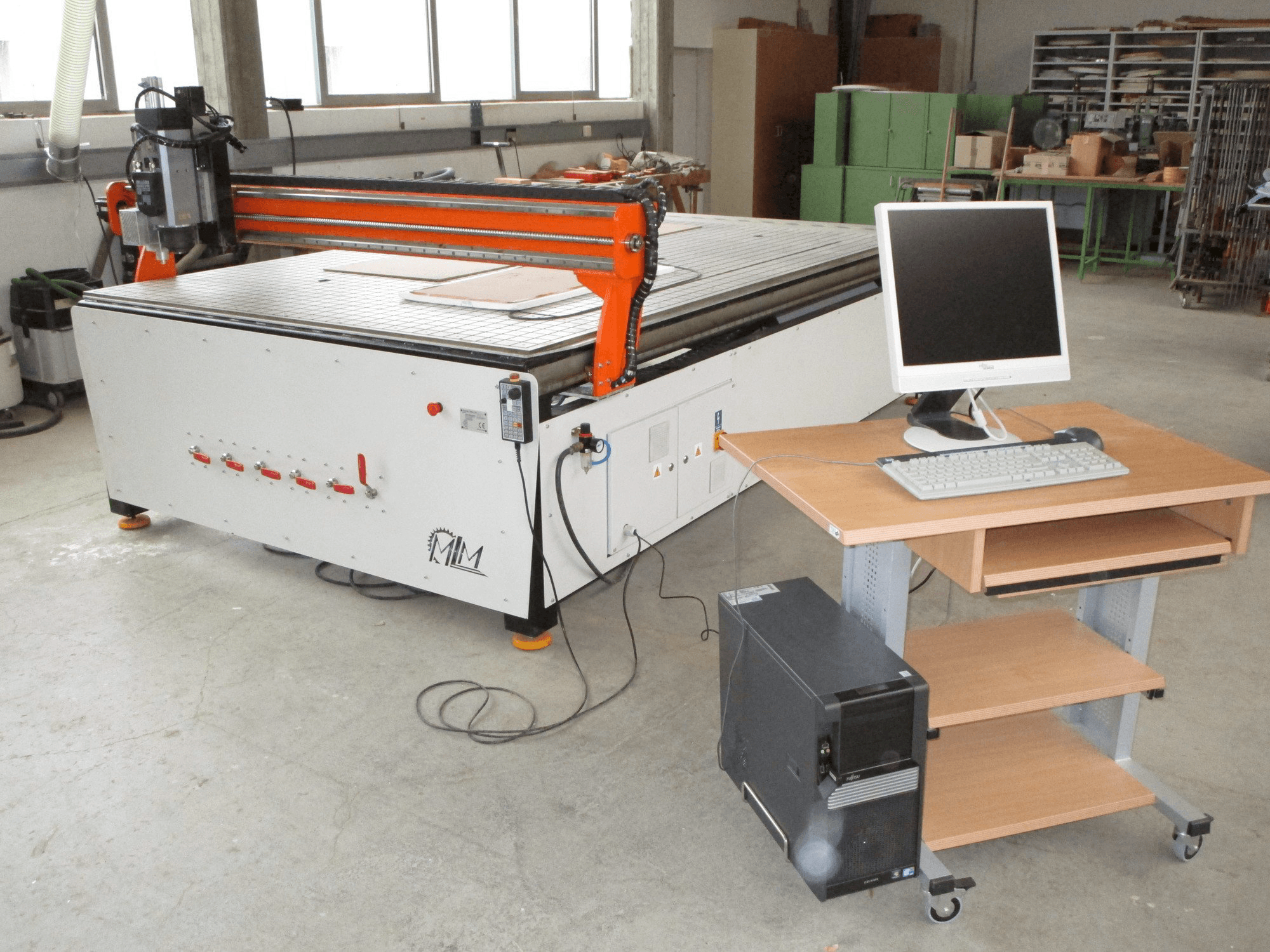 Vista frontale della macchina MLM Ploter CNC