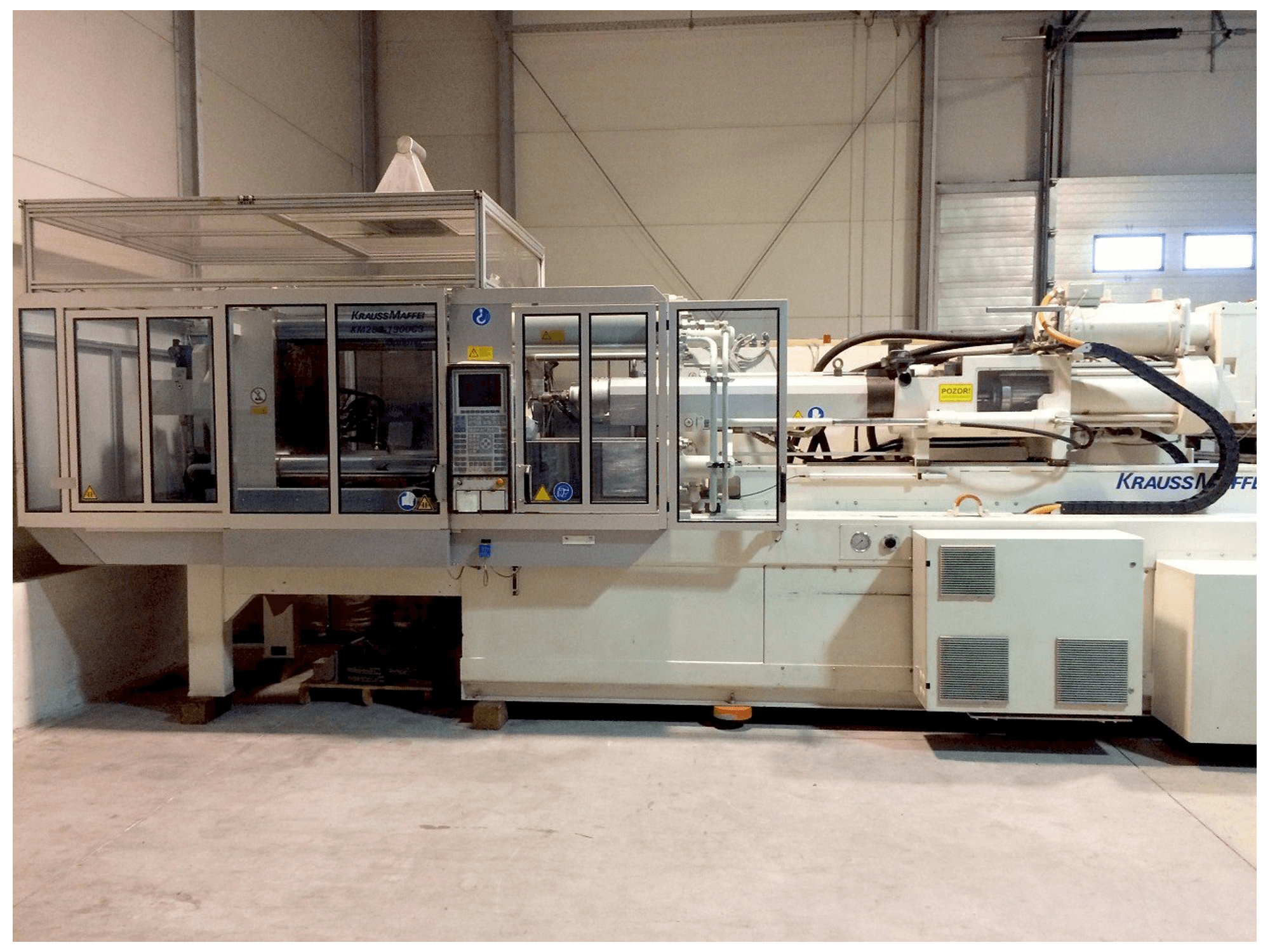 Vista frontale della macchina Krauss Maffei KM 280-1900 C3