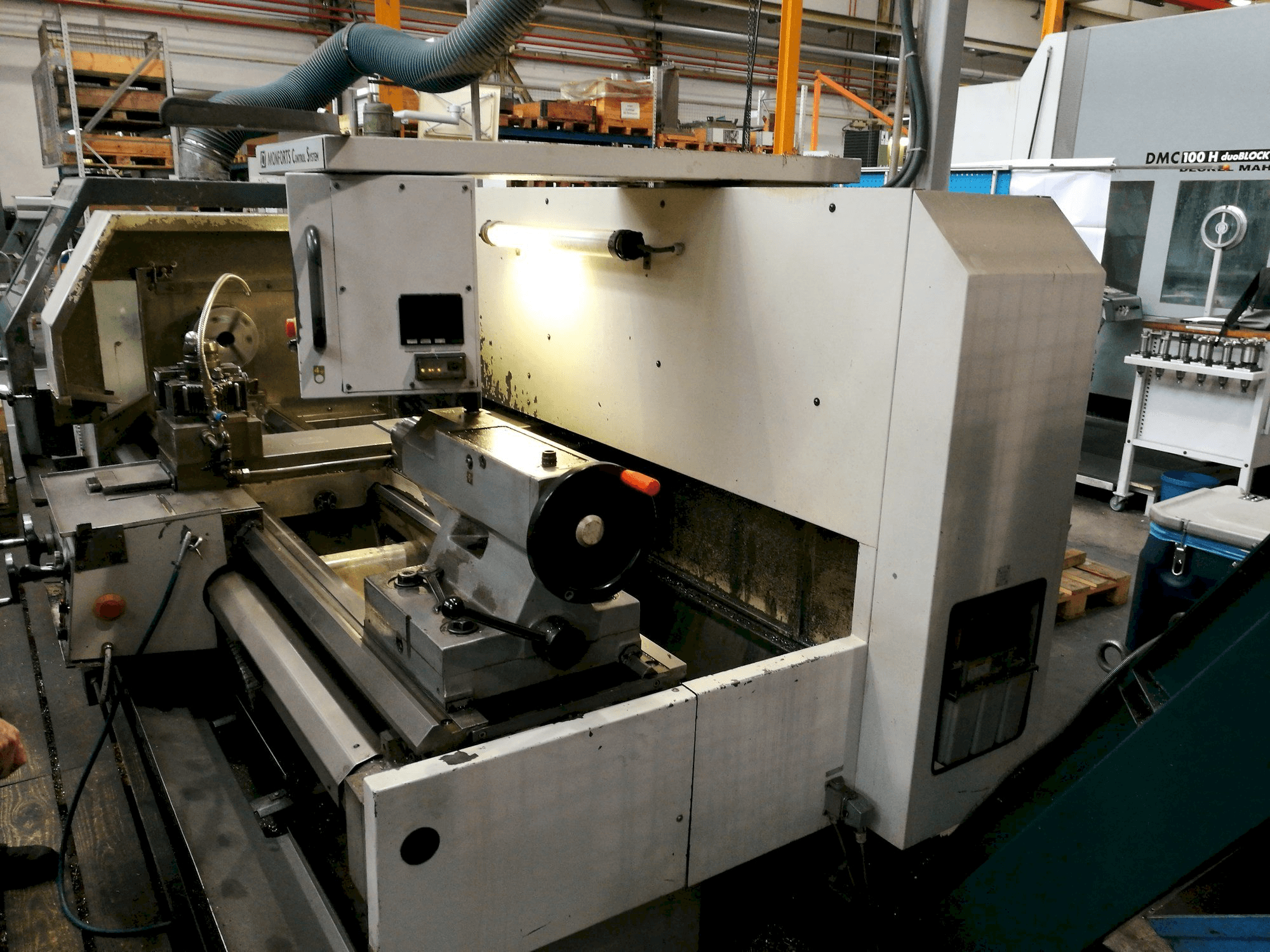 Vista frontale della macchina Monforts KNC 6