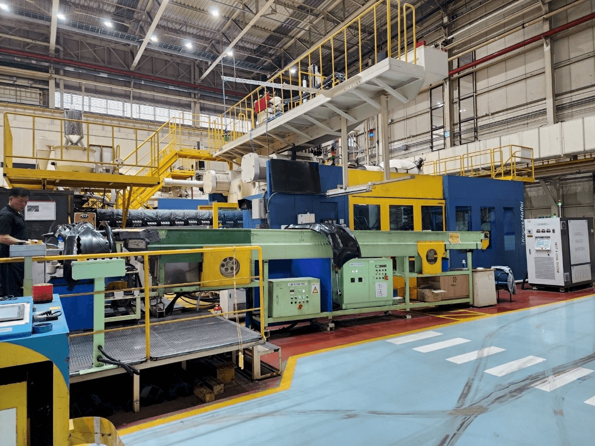 Vista frontale della macchina Krauss Maffei 3200-24500