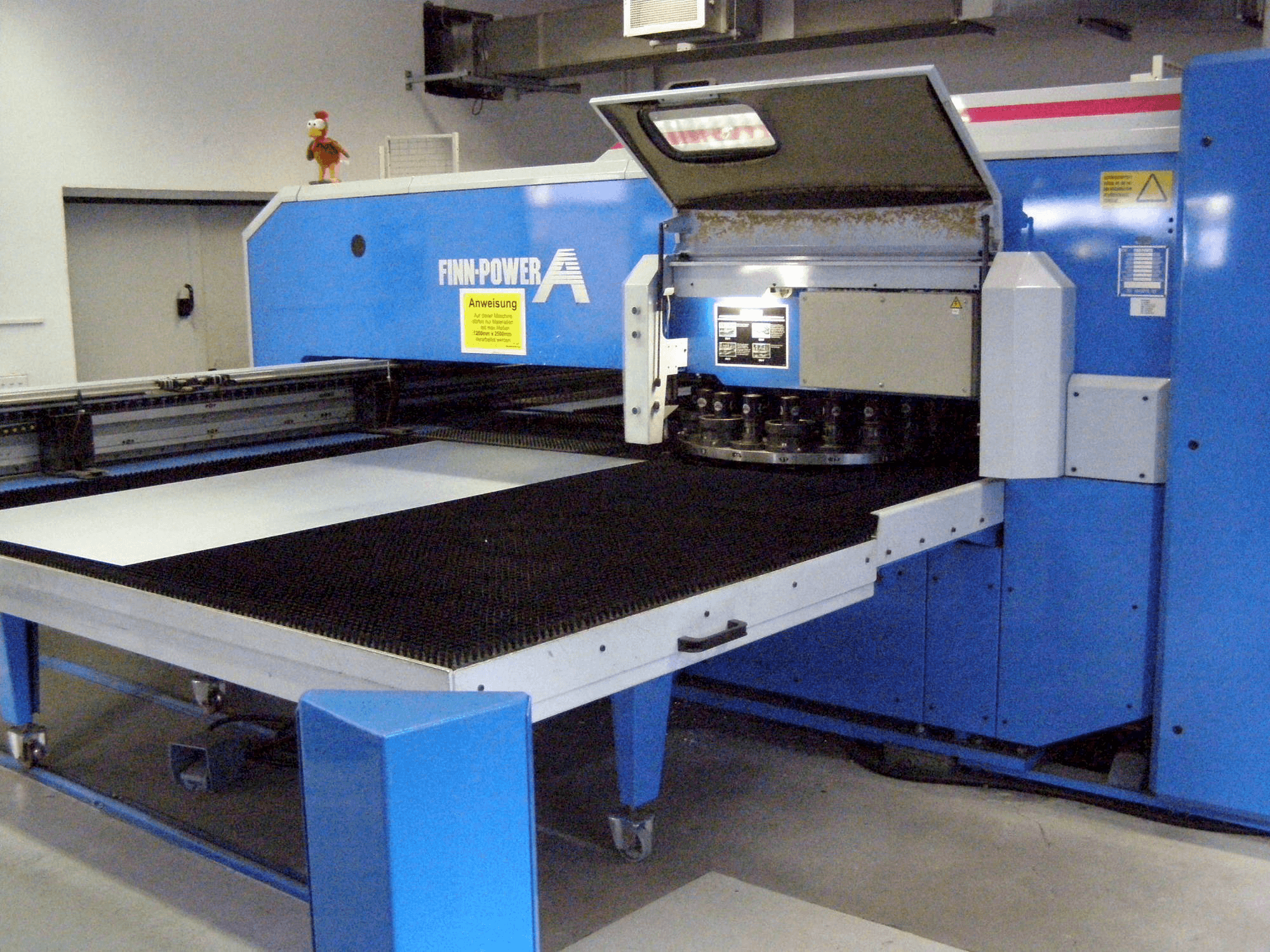 Vista frontale della macchina Finn-Power A5 – 25 SBV