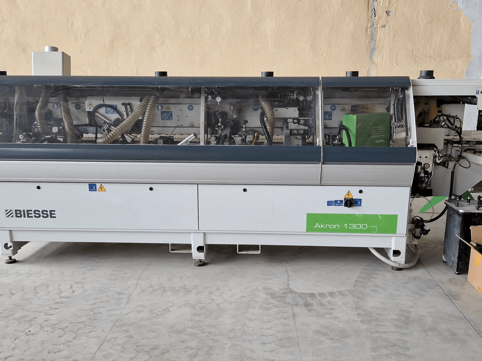 Vista frontale della macchina BIESSE AKRON 1330A