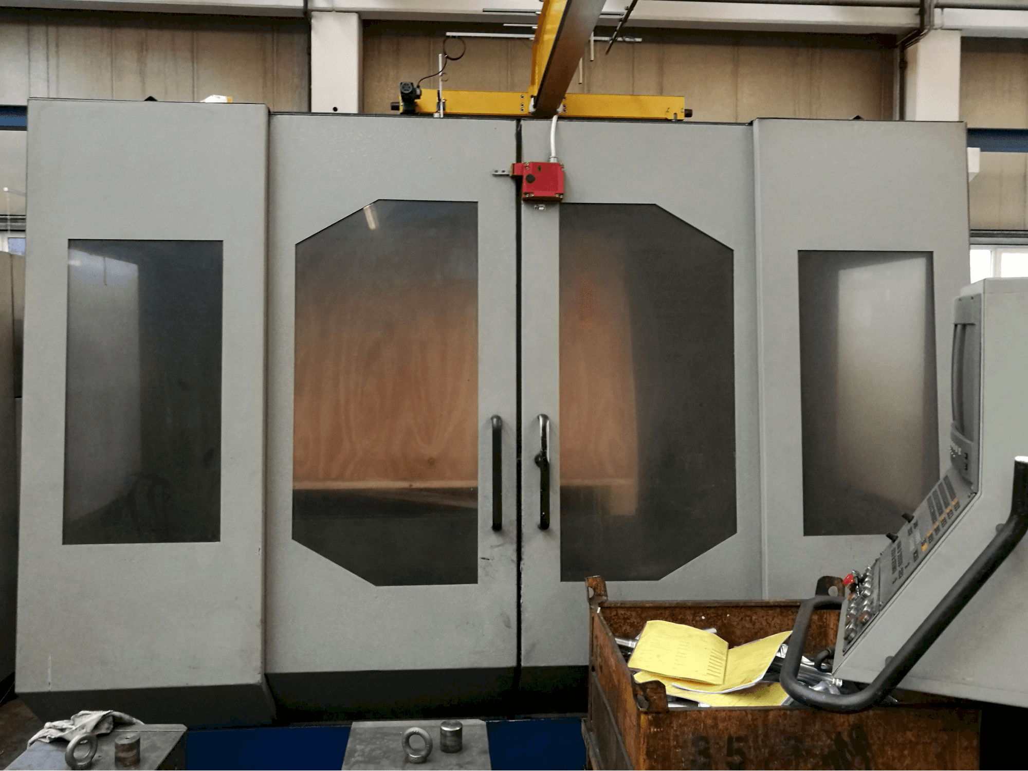 Vista frontale della macchina Strojtos FGS 50 CNC