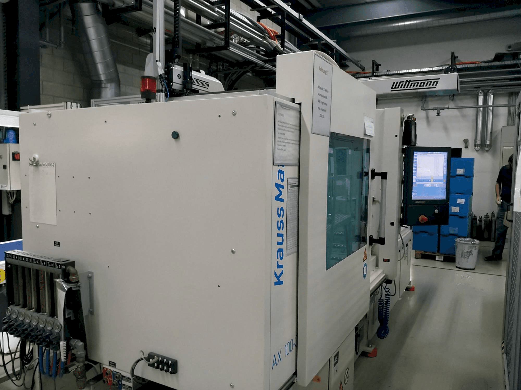 Vista frontale della macchina Krauss Maffei 100-380 AX