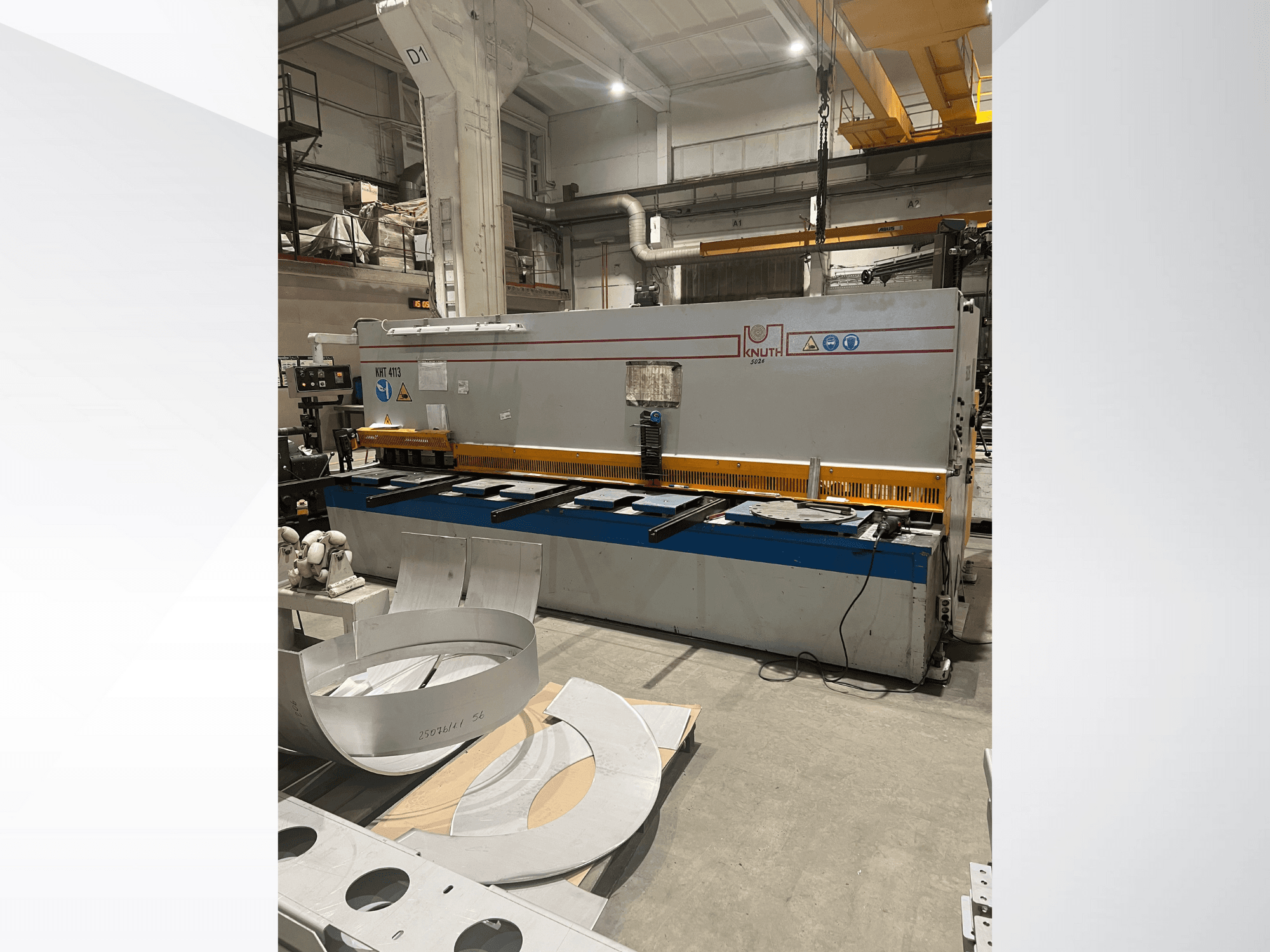 Cesoia per lamiere Knuth modello MT 4173 in un'officina, vista frontale che mostra il tavolo di taglio e le lamiere.