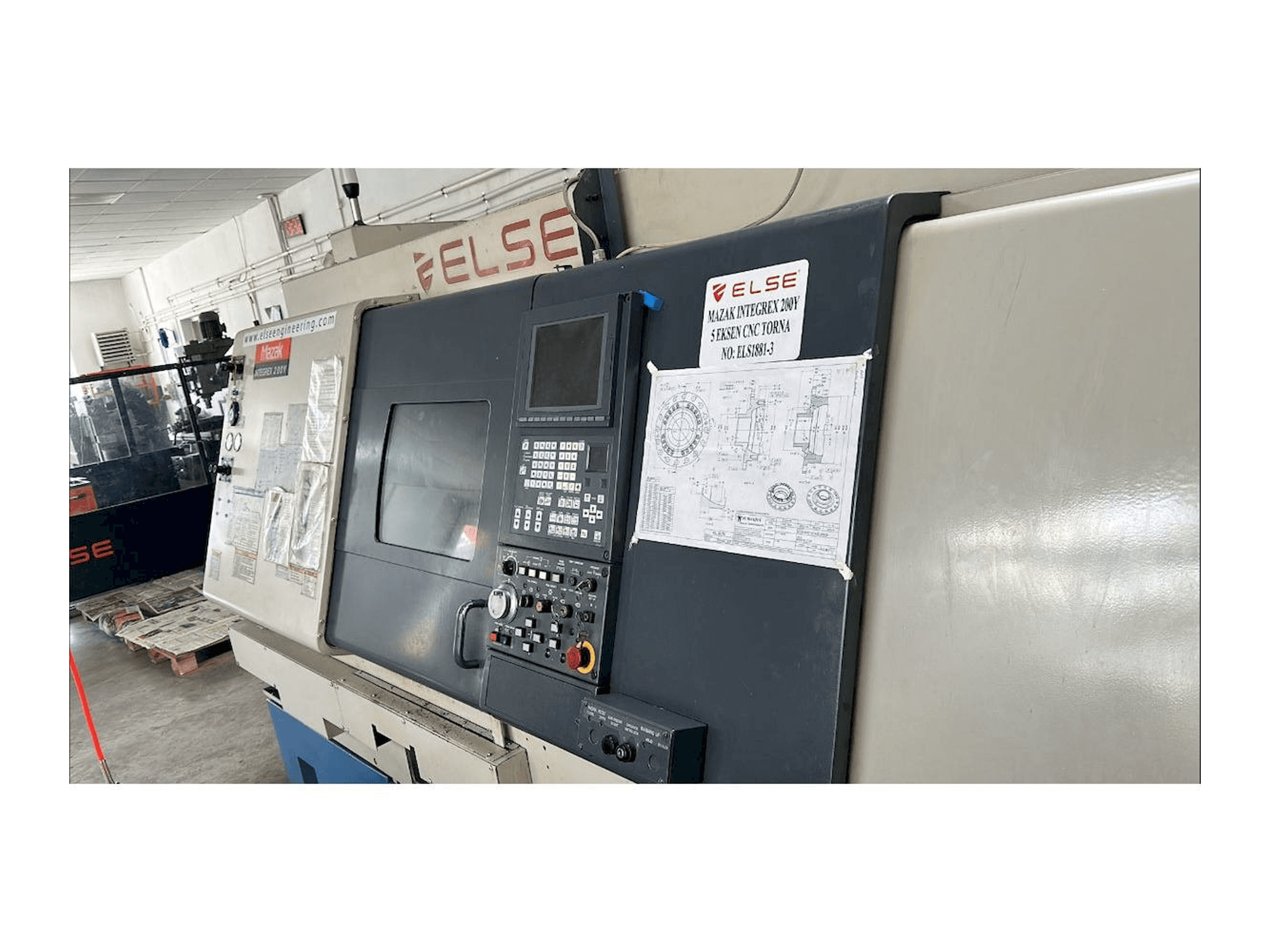 Vista frontale della macchina Mazak Integrex 200Y