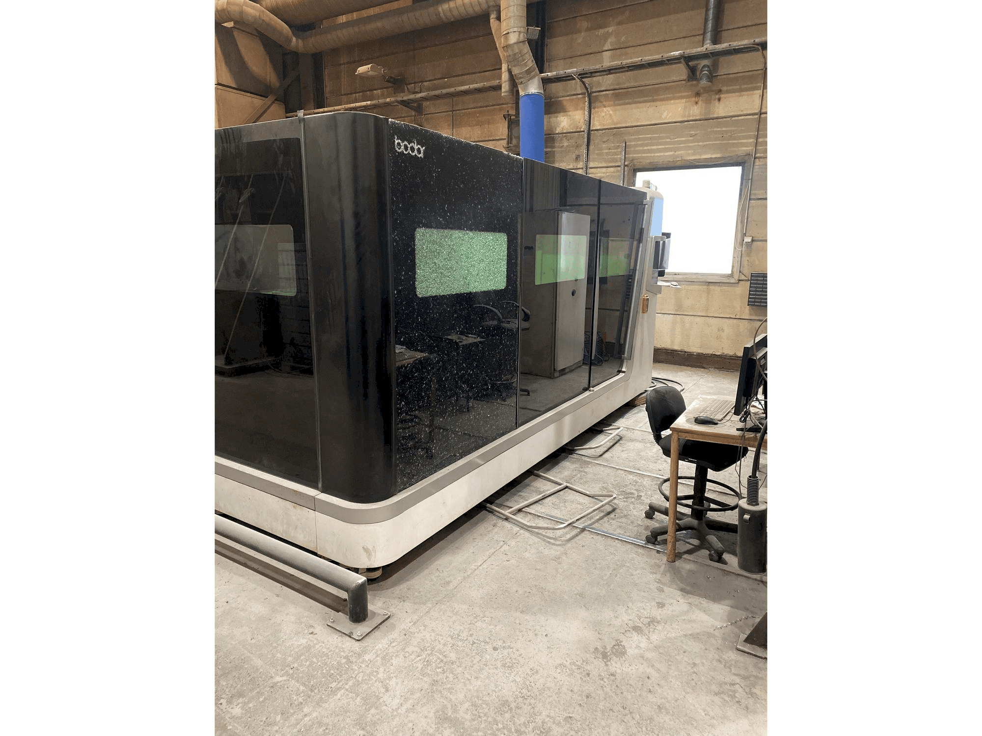 Vista frontale della macchina Bodor S2040