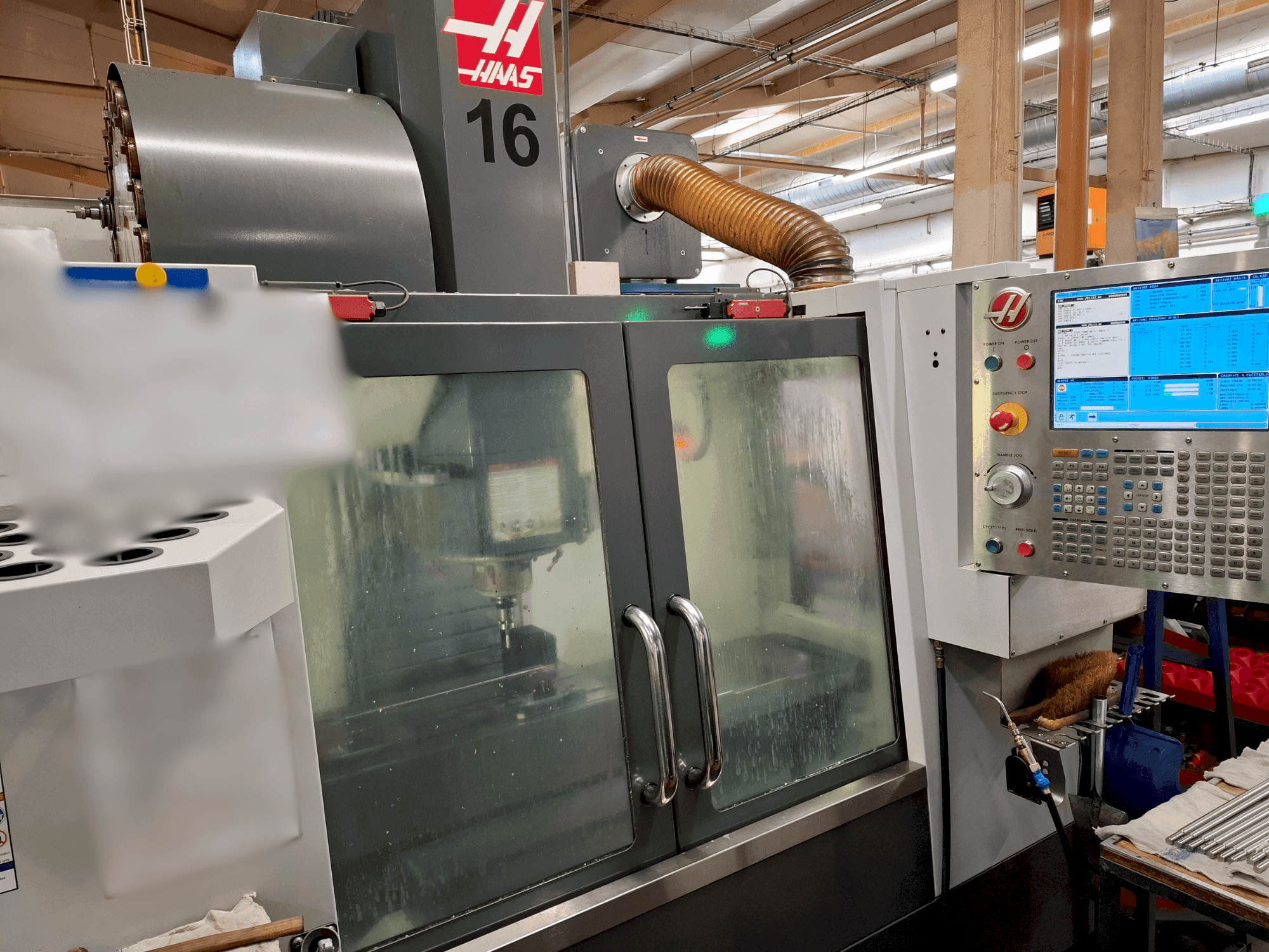 Vista frontale della macchina HAAS VF-2SS