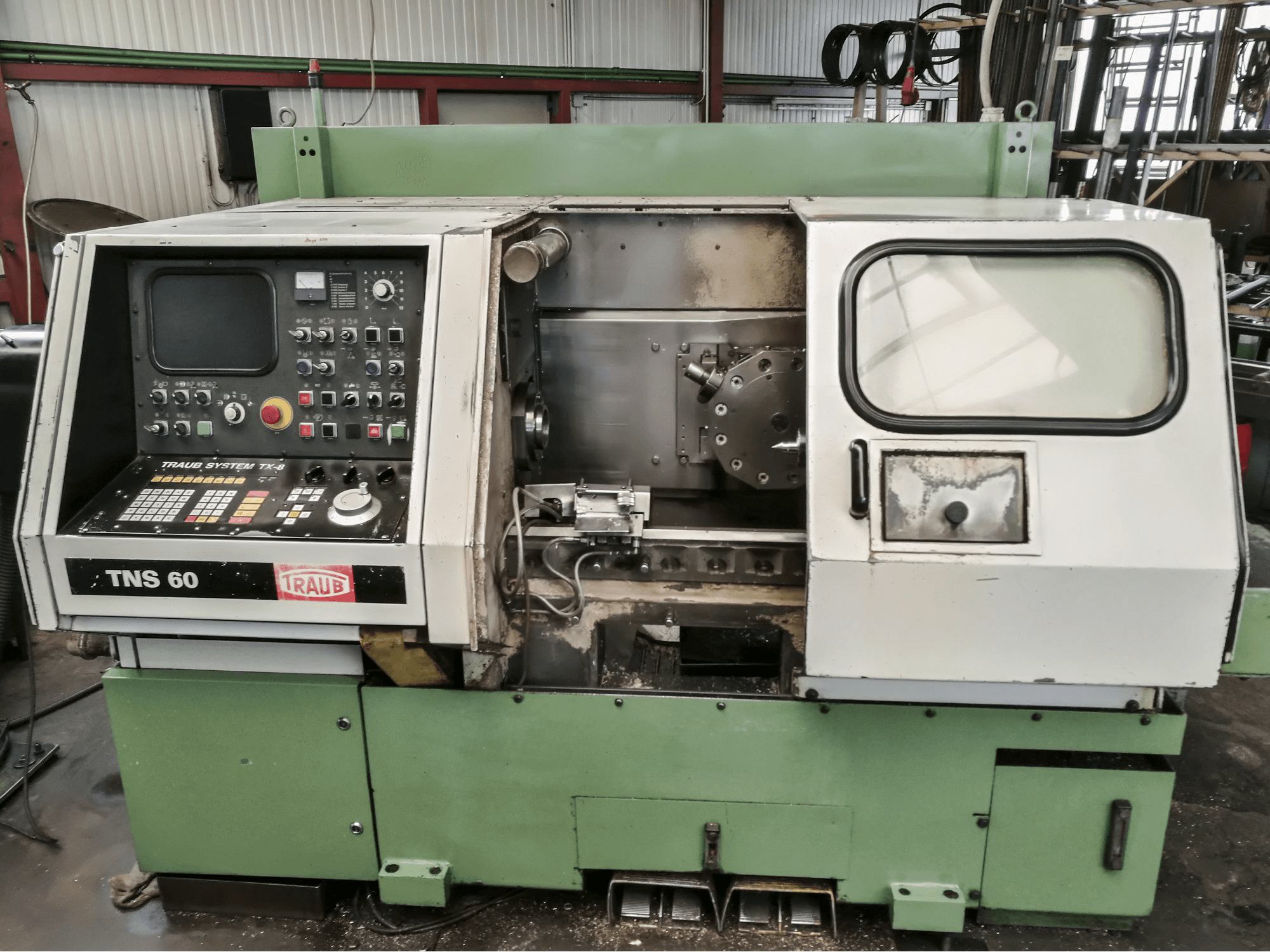 Vista frontale della macchina TRAUB TNS 60