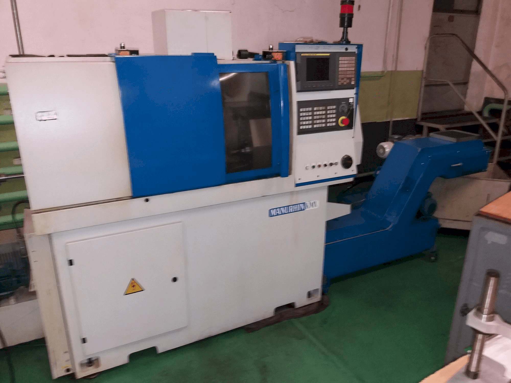 Vista frontale della macchina Manurhin KMX 413
