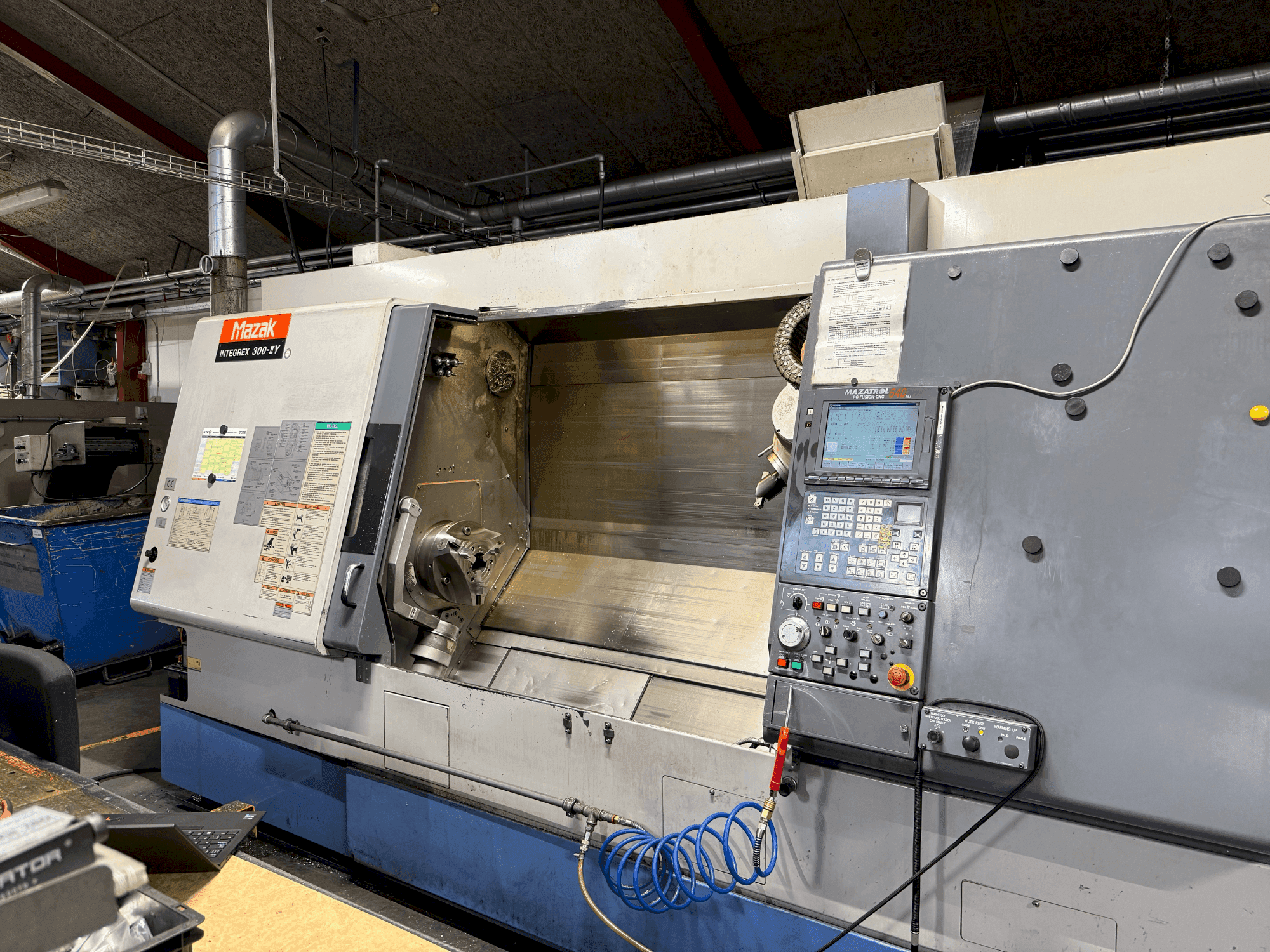 Vista frontale della macchina Mazak Integrex 300-IIY (2002)