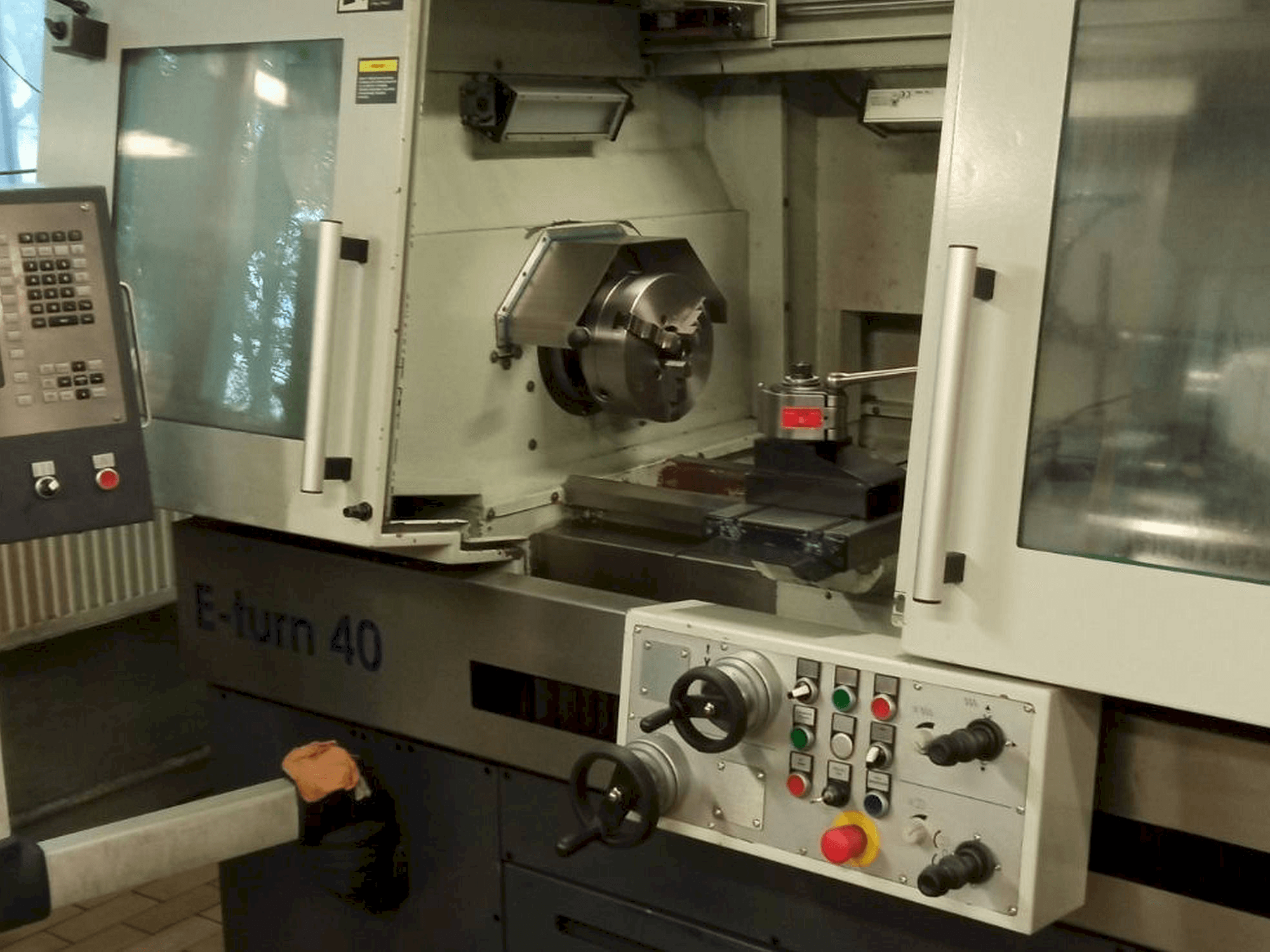 Vista frontale della macchina Avia E-turn 40