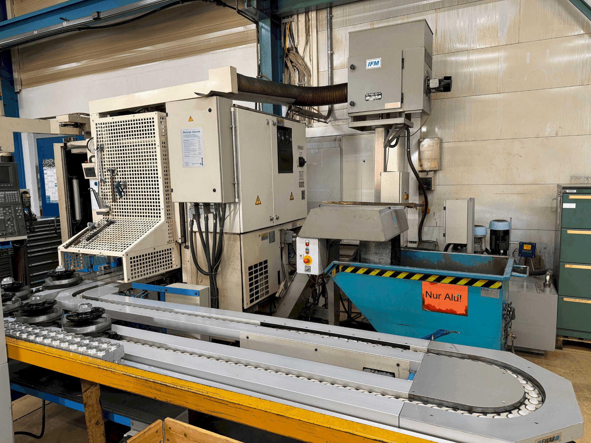 Vista frontale della macchina Okuma 2003