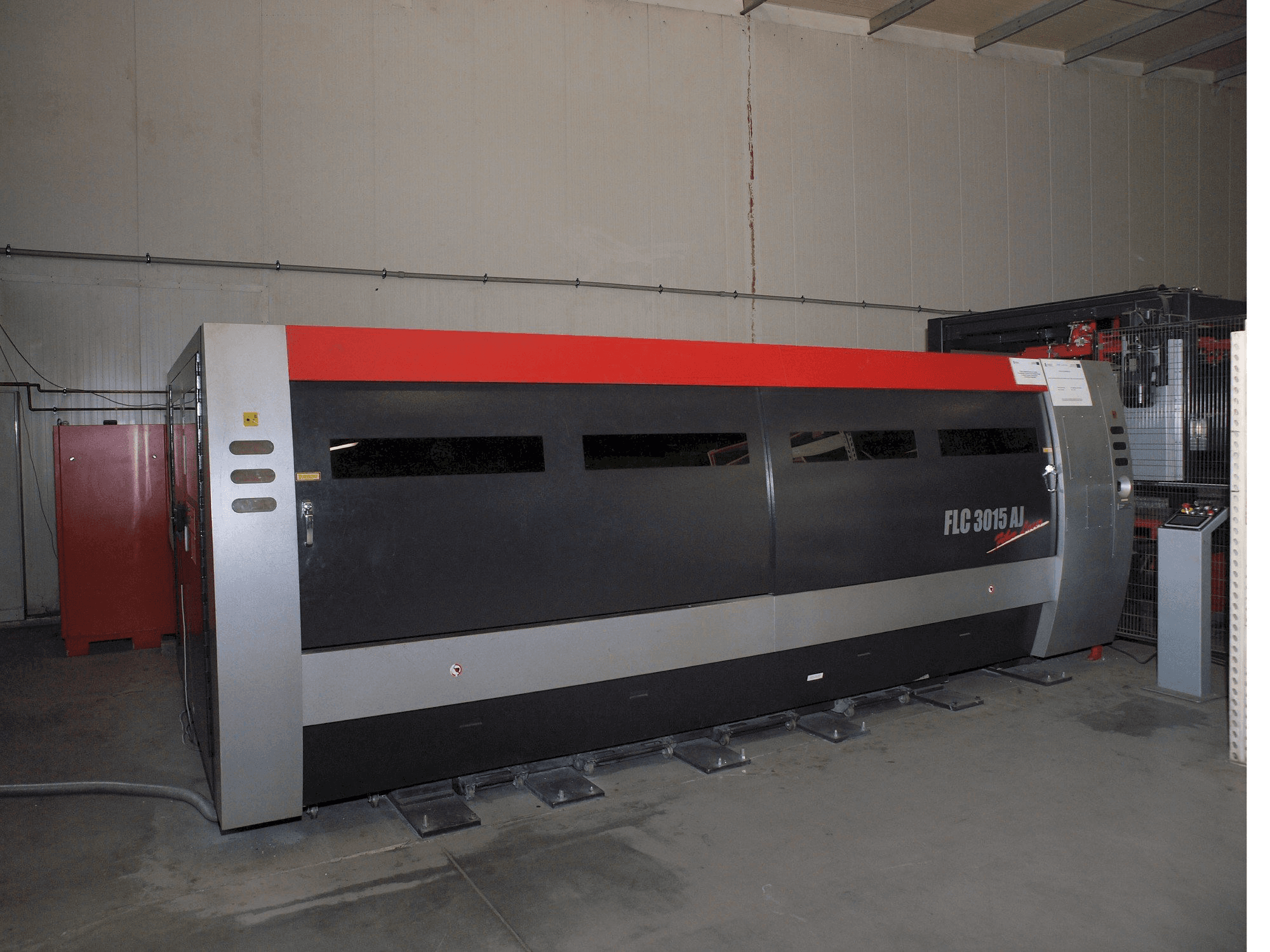 Vista frontale della macchina AMADA LC-3015 AJ 2kW Fiber laser