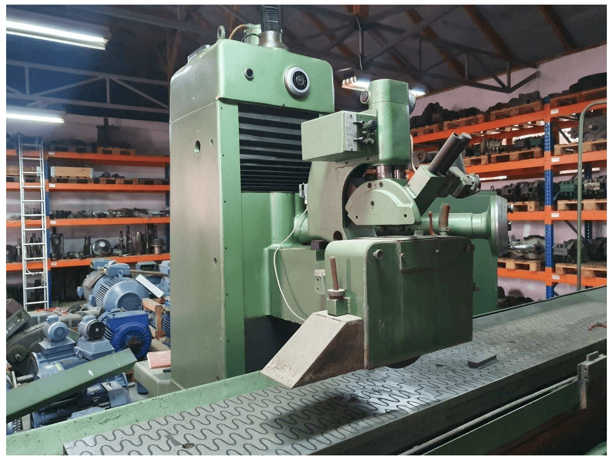 Vista frontale della macchina ELB SCHLIFF SWBD-30 VA II