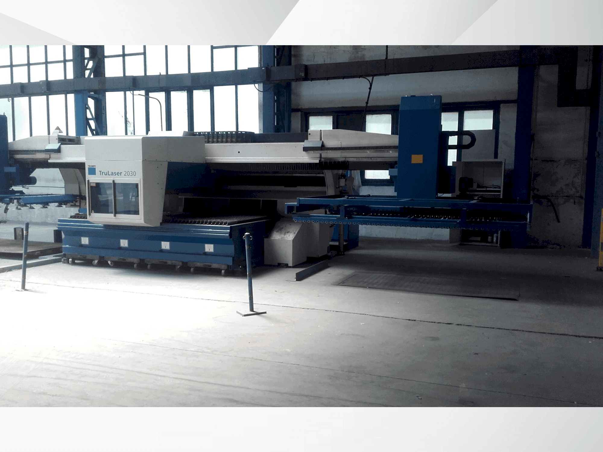 Vista frontale della macchina TRUMPF TruLaser 2030