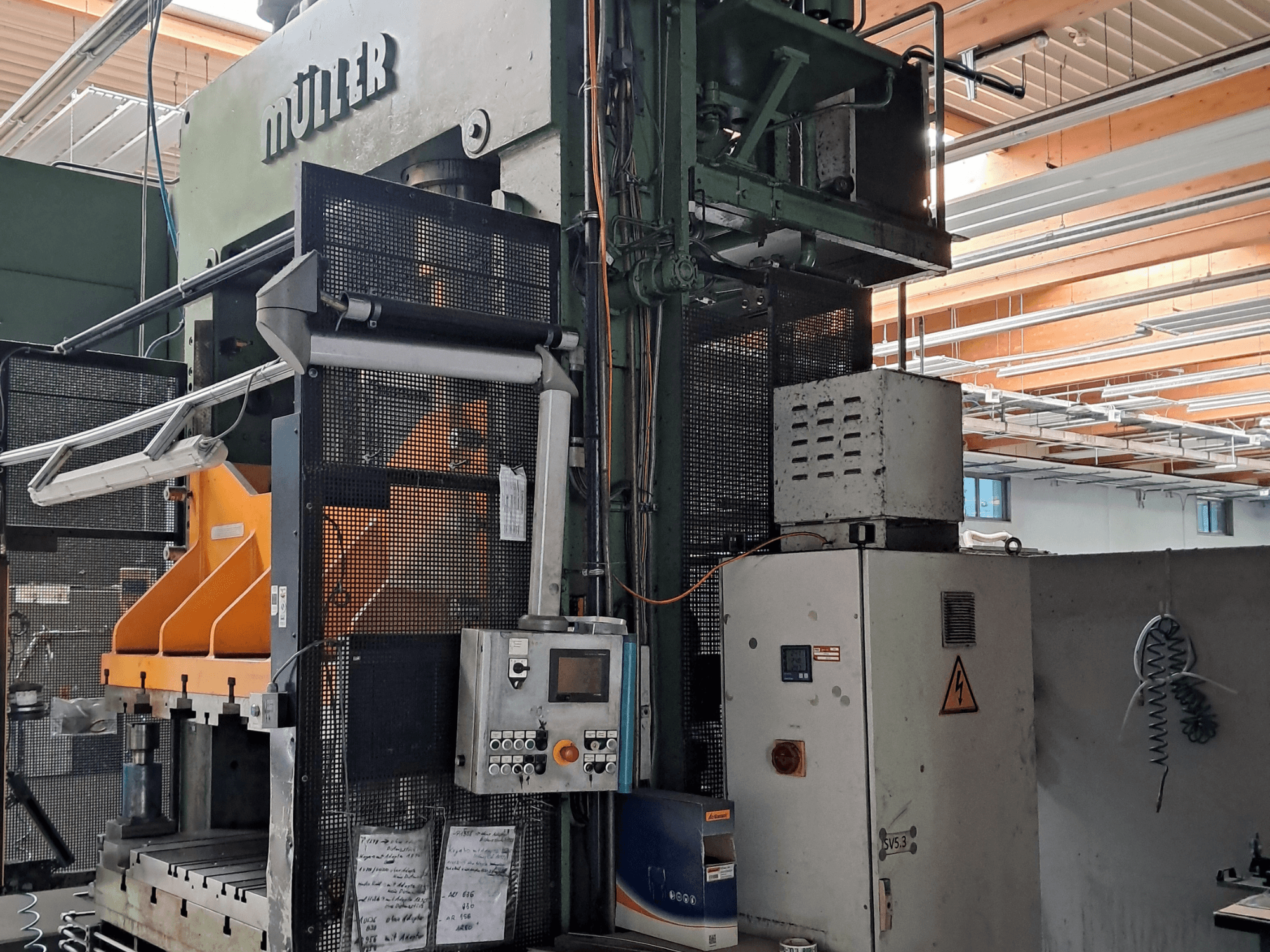 Pressa per metalli Müller SE 201.1.1 /32, vista frontale, con pannello di controllo, protezione di sicurezza e componenti operativi.