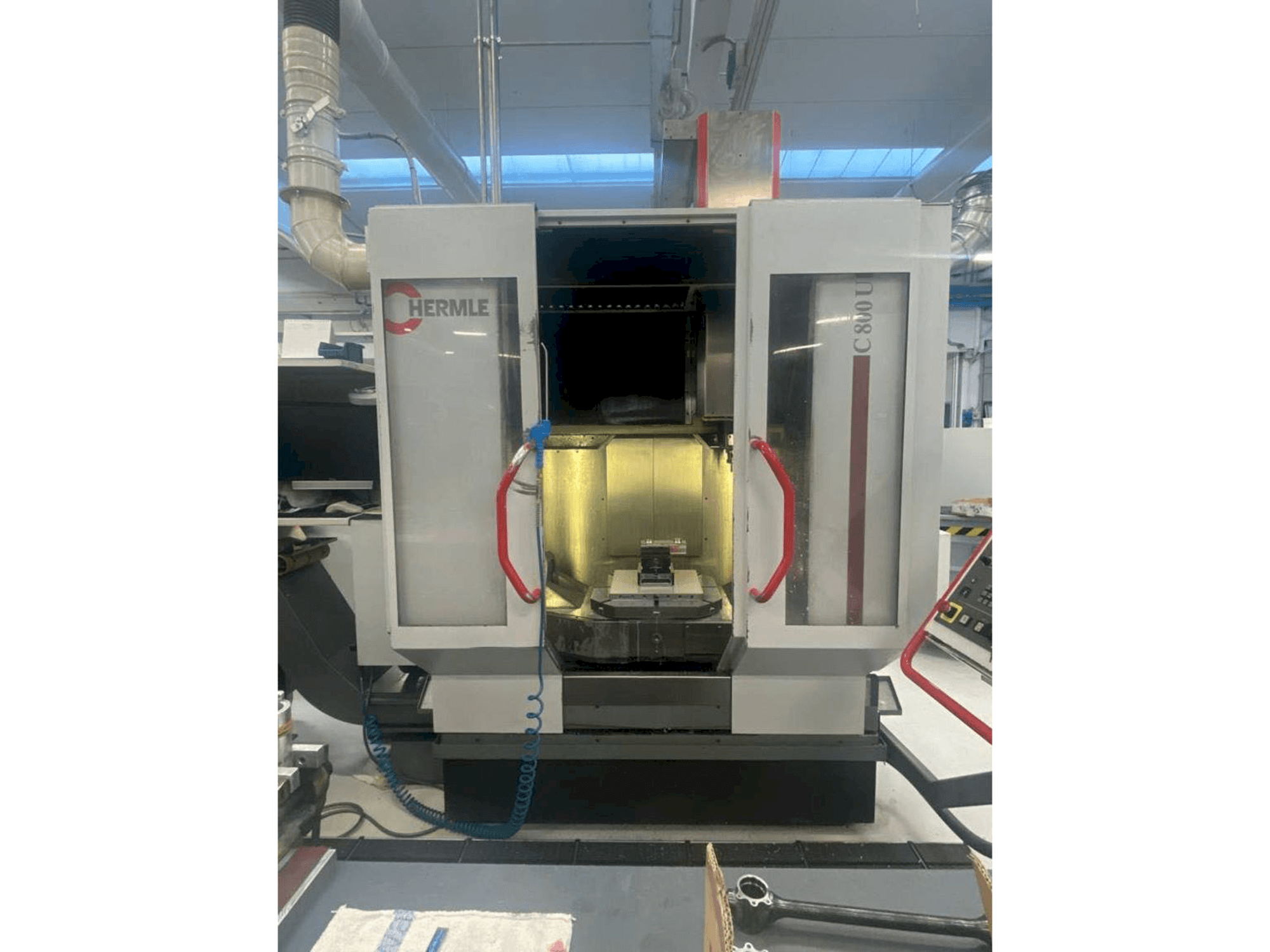 Vista frontale della macchina HERMLE C800U