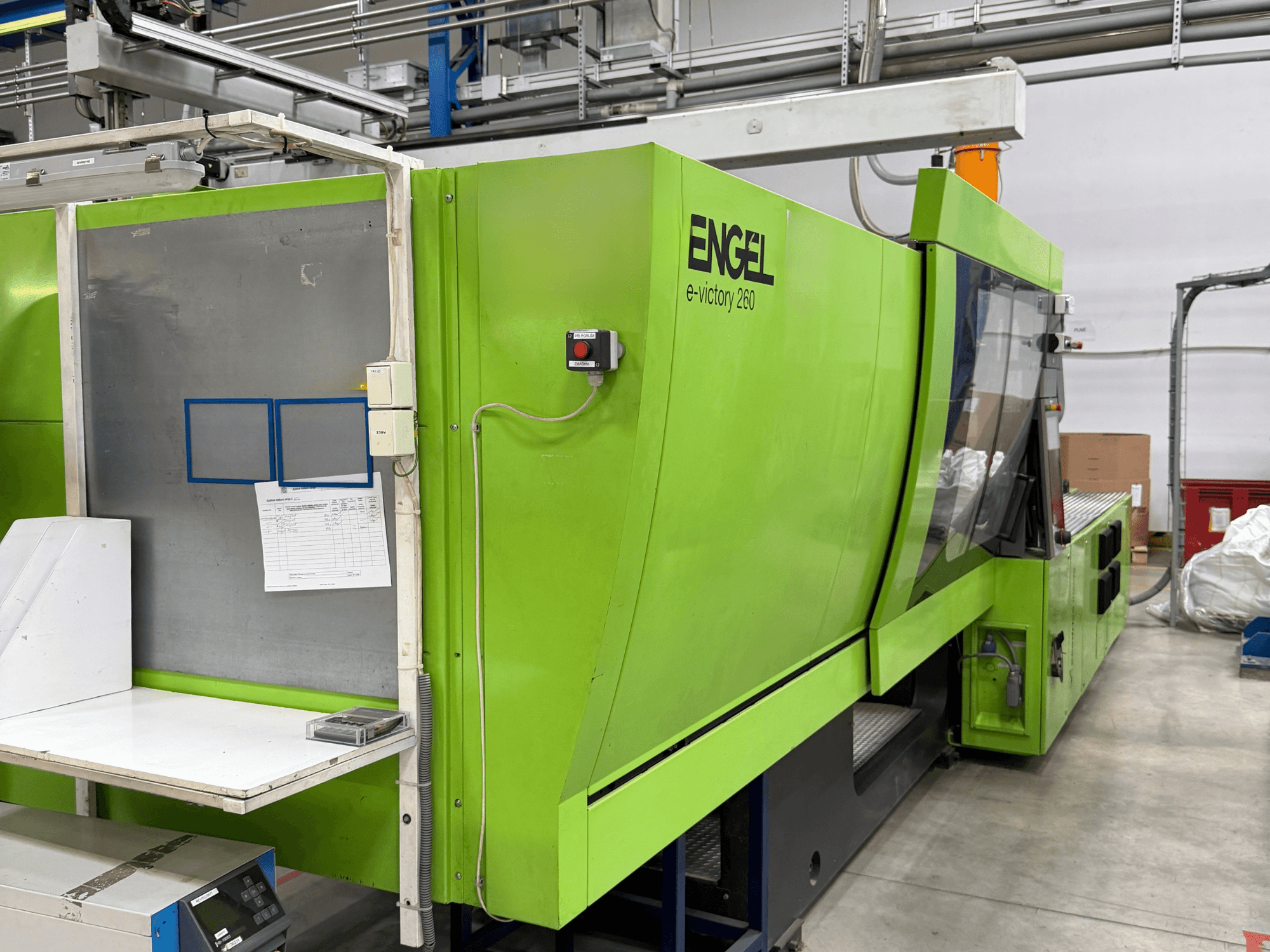 Macchina per lo stampaggio a iniezione elettrica Green Engel e-victory 260 vista di profilo, con pannello di controllo e piano di lavoro.
