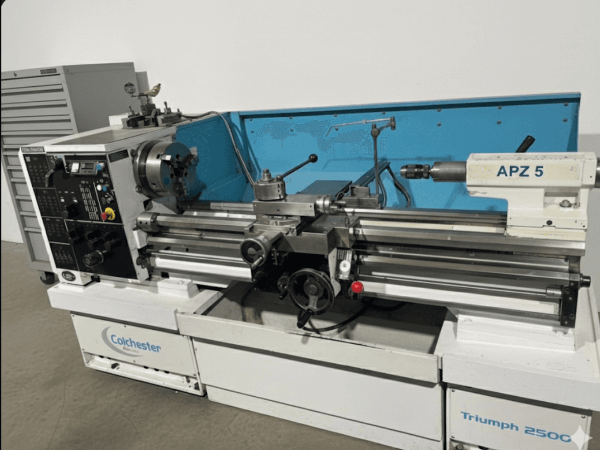 Tornio Colchester Triumph 250C, vista frontale, con attacco APZ 5 e pannello di controllo con quadranti e pulsanti.