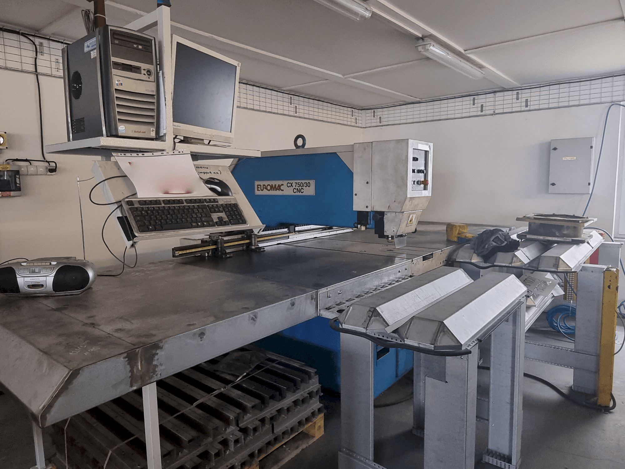 Vista frontale della macchina Euromac CX 750/30 CNC