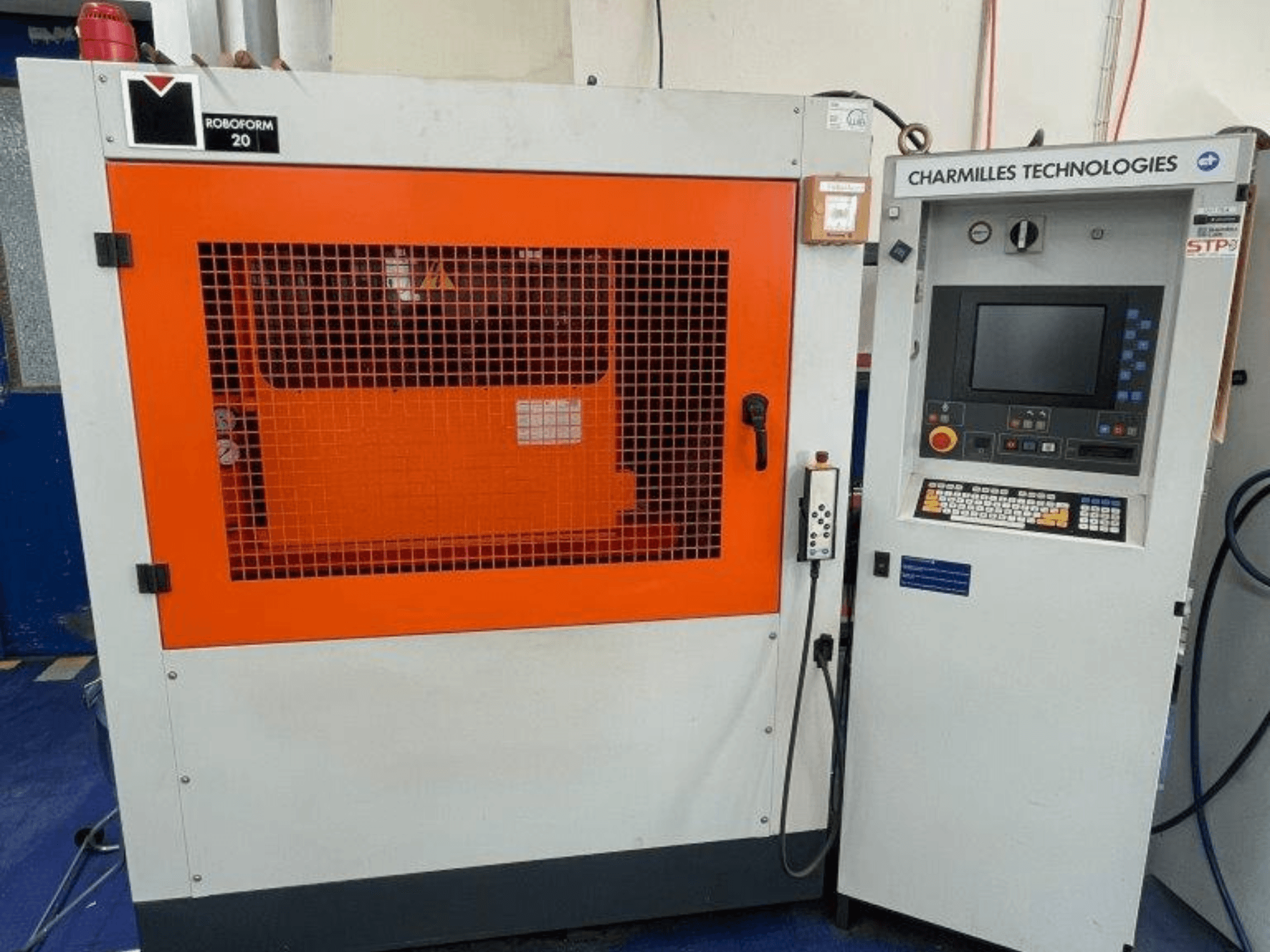 Macchina per elettroerosione a tuffo AgieCharmilles Robofrom 20, vista frontale con pannello di controllo e griglia di protezione arancione.