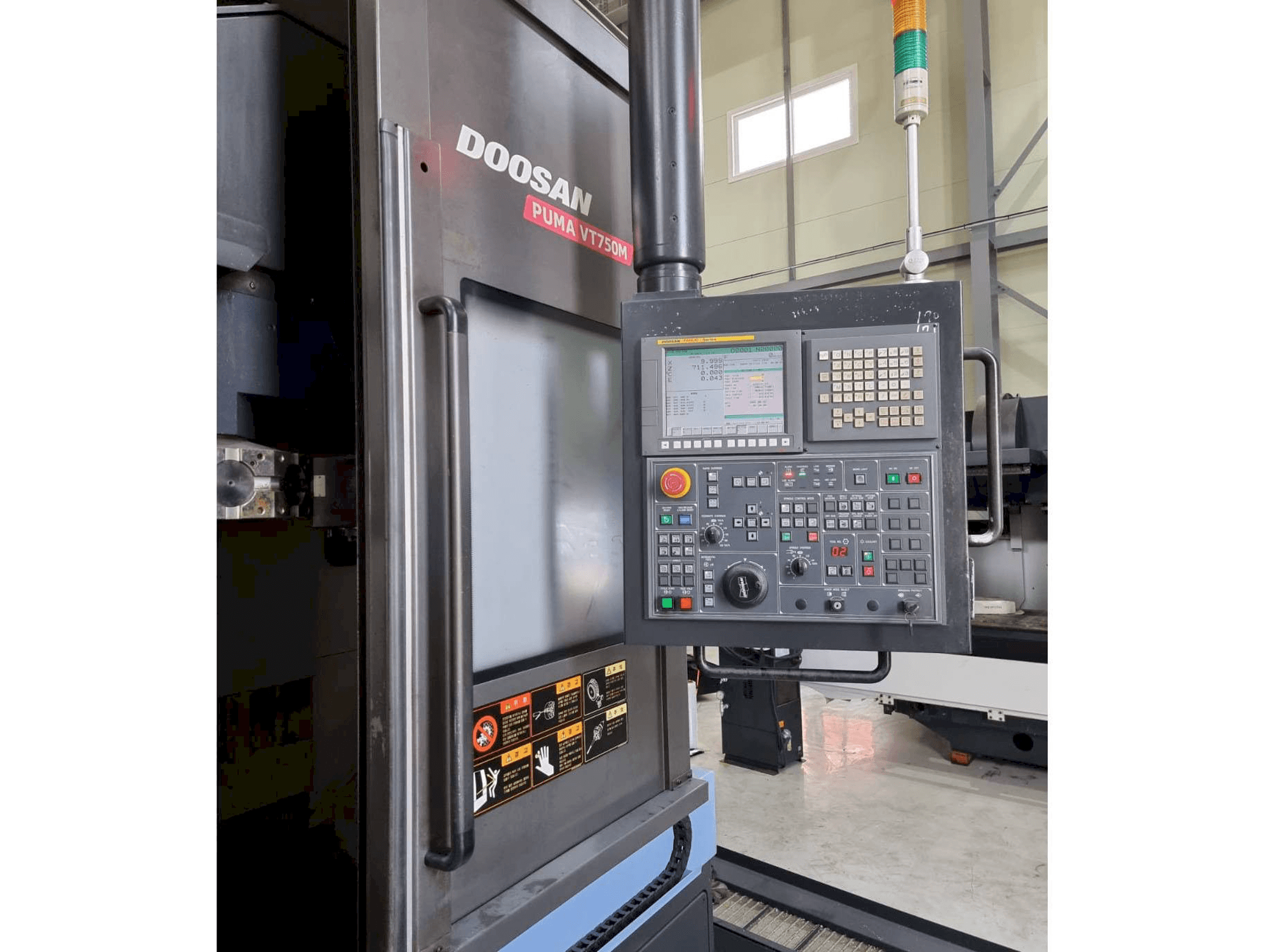 Vista laterale sinistra della macchina Doosan Puma VT750M