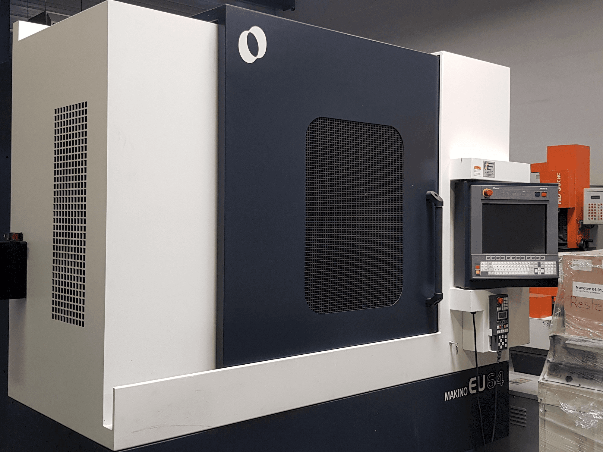 Vista frontale della macchina Makino EU 65