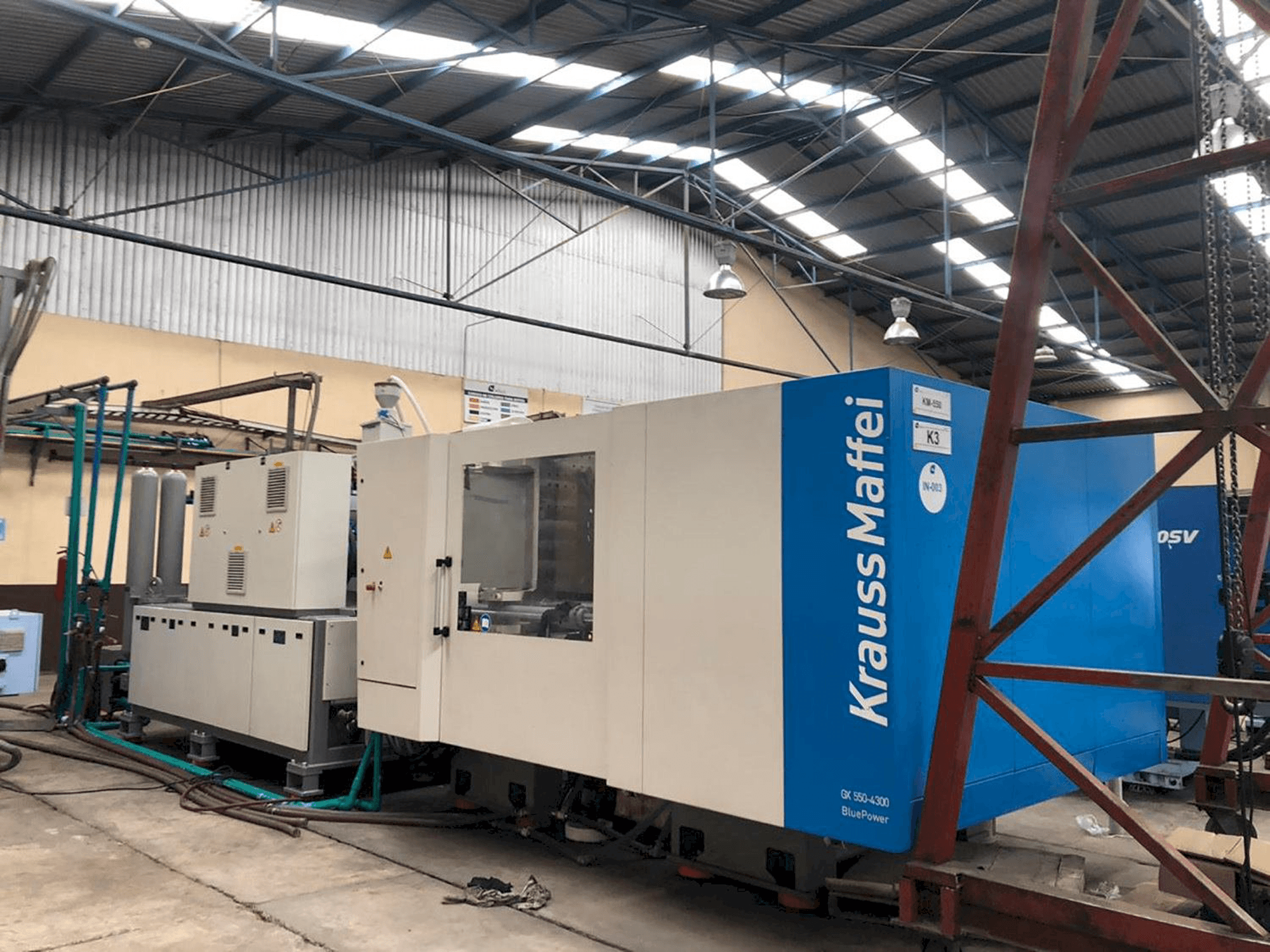 Vista frontale della macchina Krauss Maffei 550-4300 GX