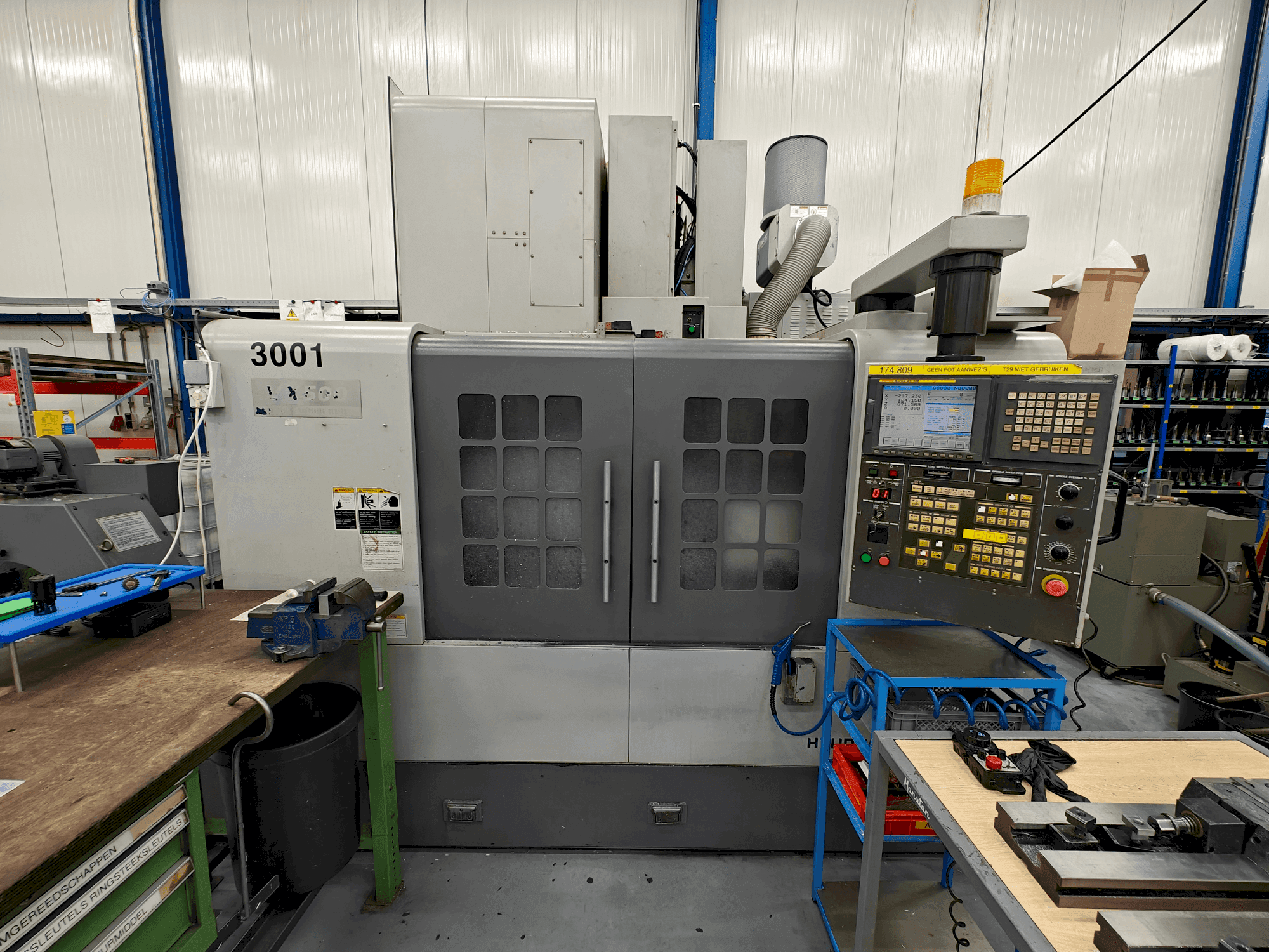 Vista frontale della macchina HYUNDAI KIA VX 500